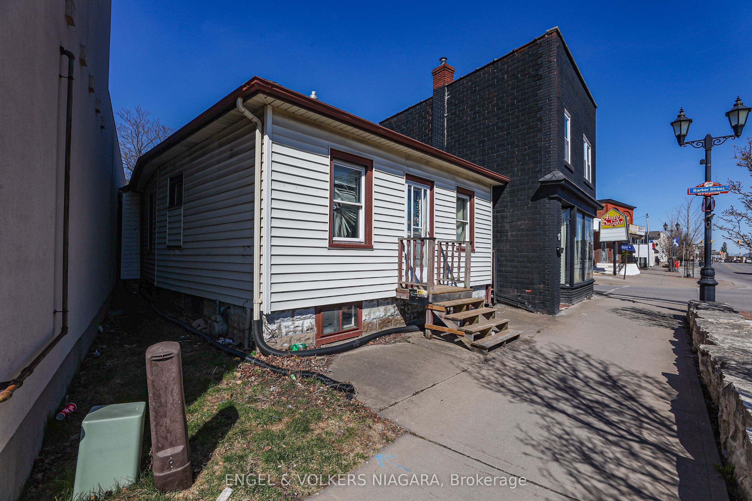 6043 Main St Property Photo 7