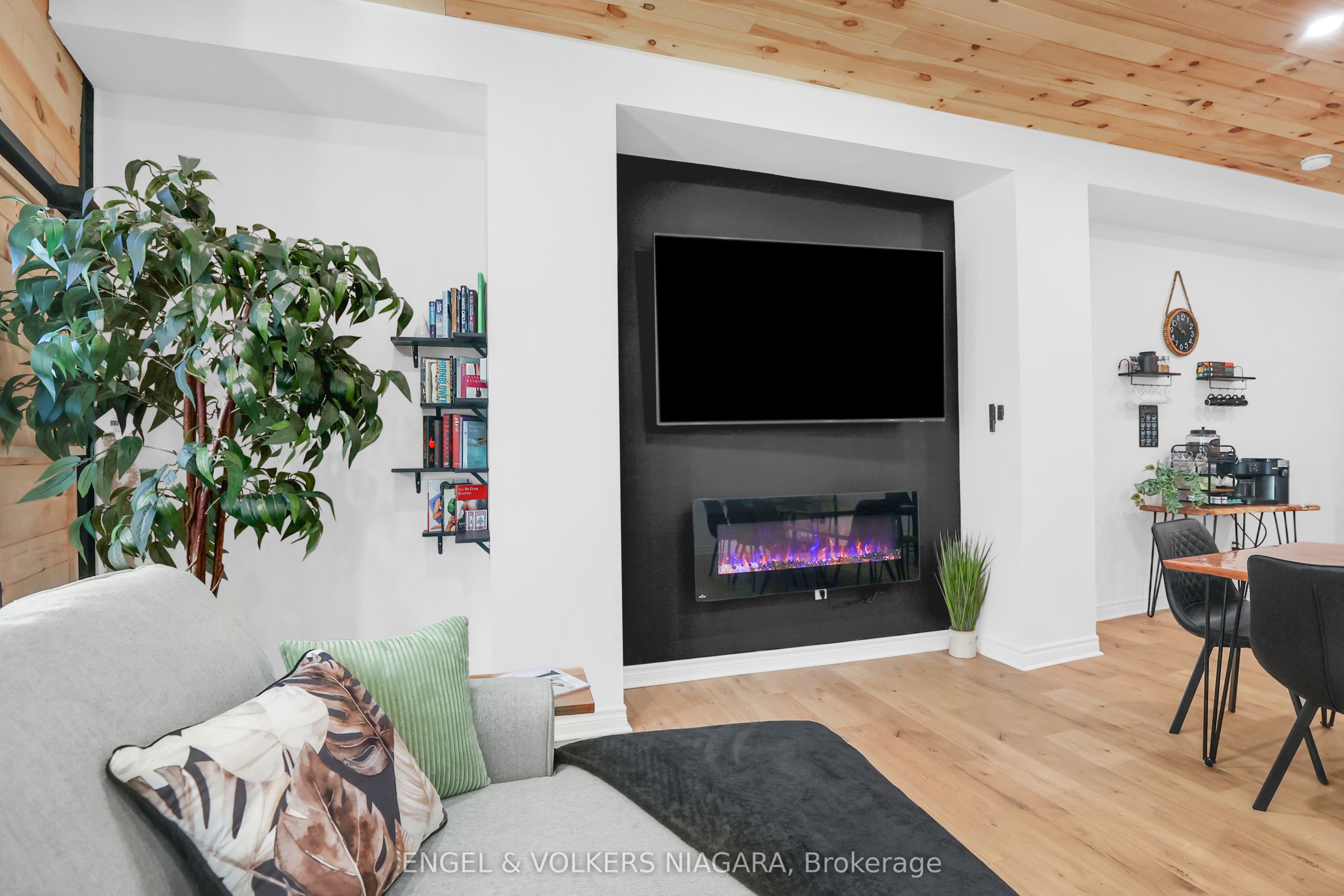 6043 Main St Property Photo 16