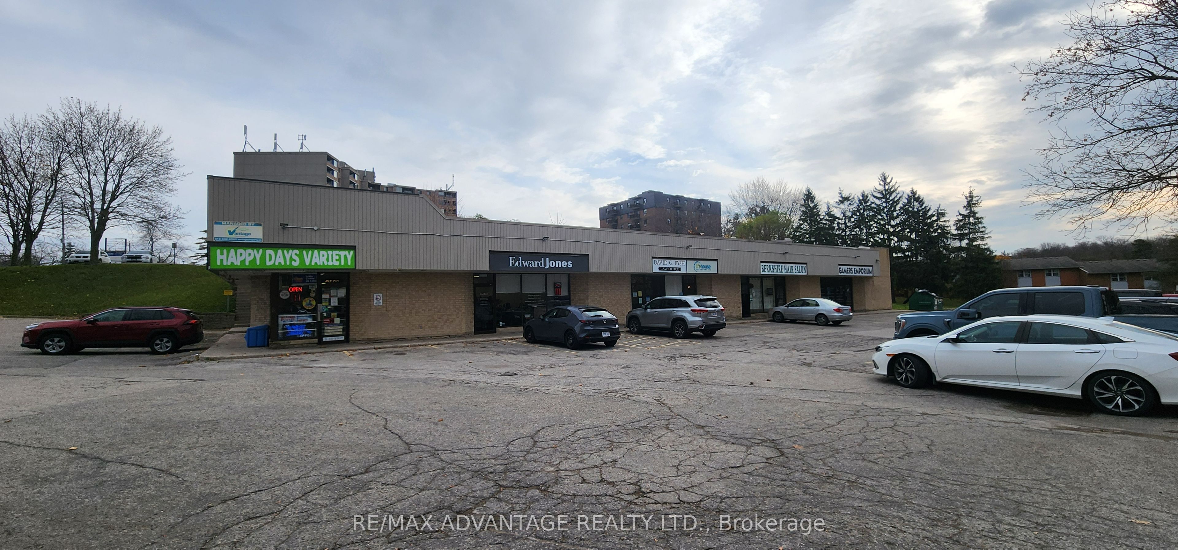 520 Springbank Dr Property Photo 3