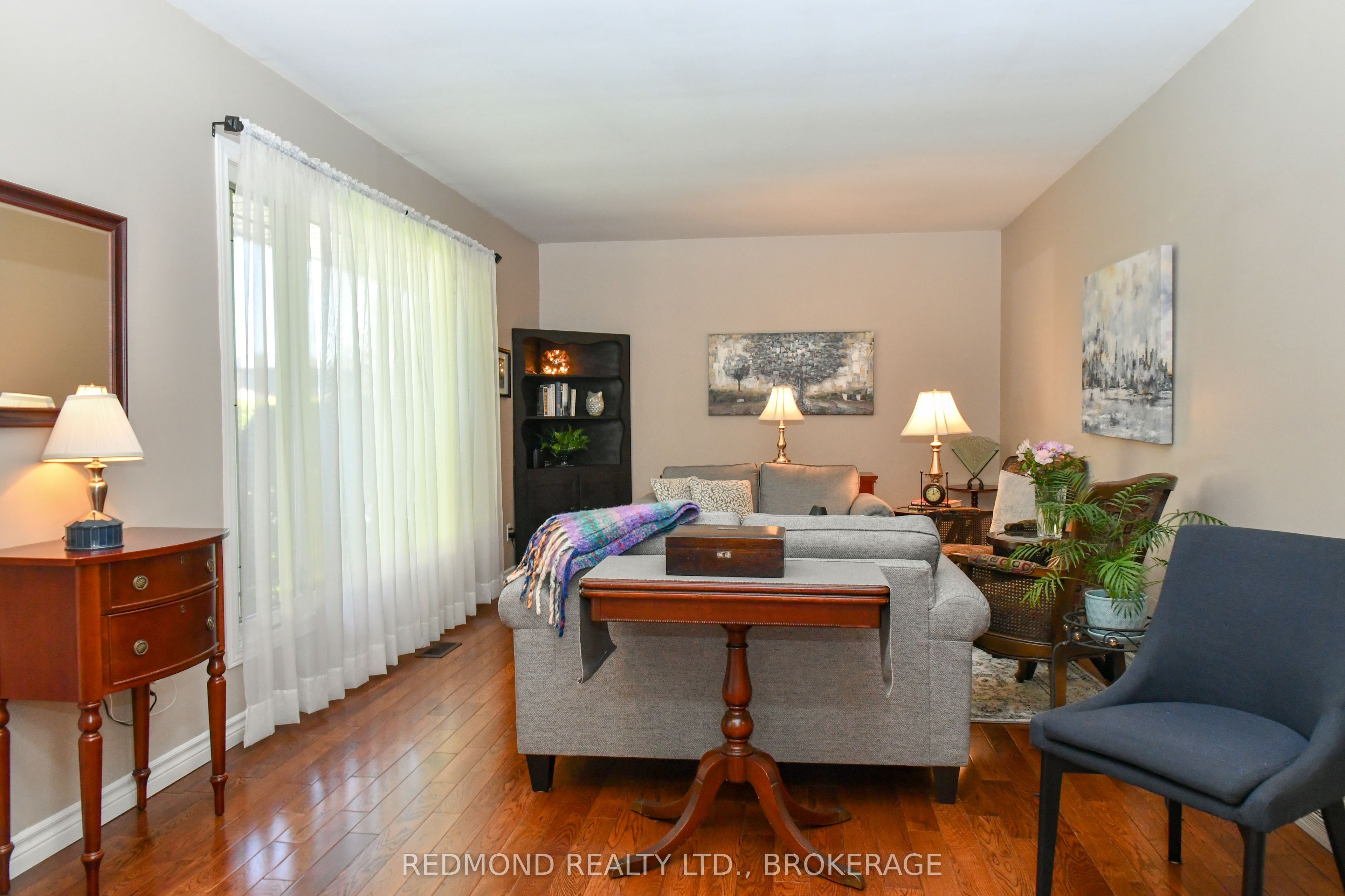 475 Pine Street E Property Photo 4