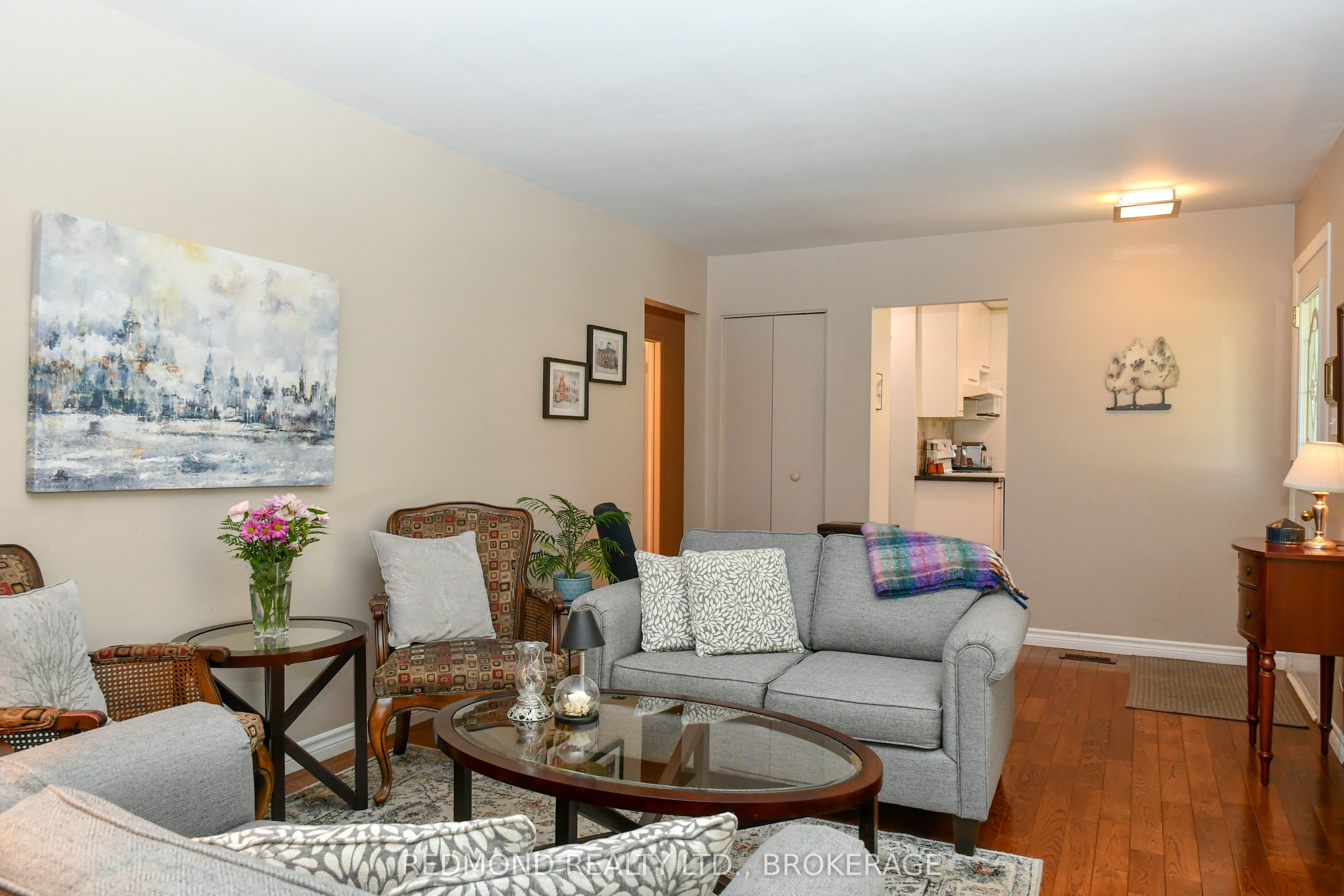 475 Pine Street E Property Photo 6