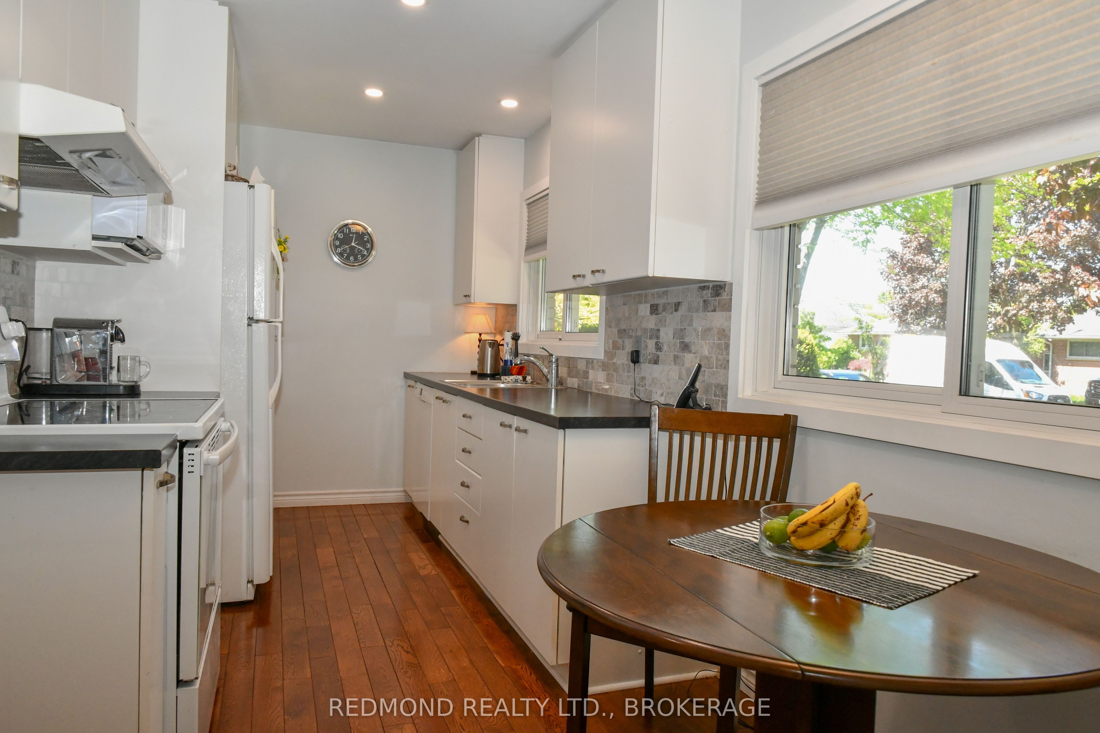 475 Pine Street E Property Photo 9