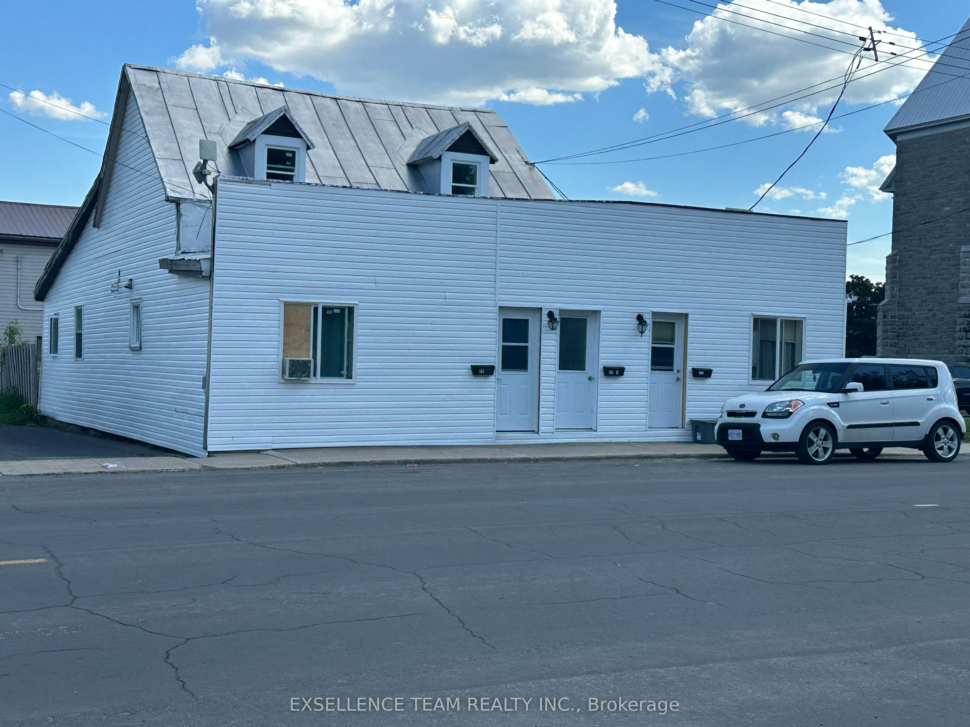 26 Lochiel St E Property Photo 2