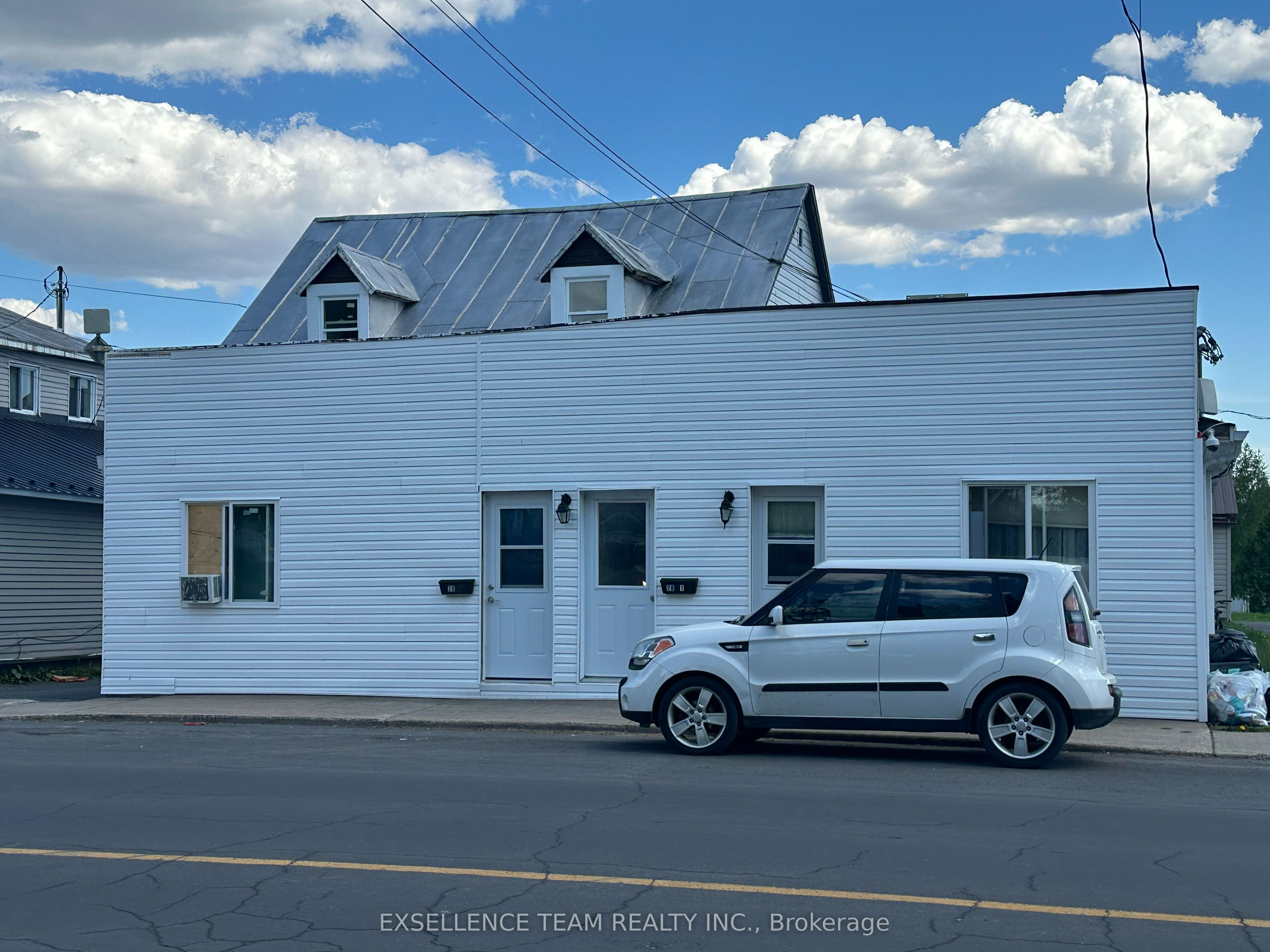 26 Lochiel St E Property Photo 3