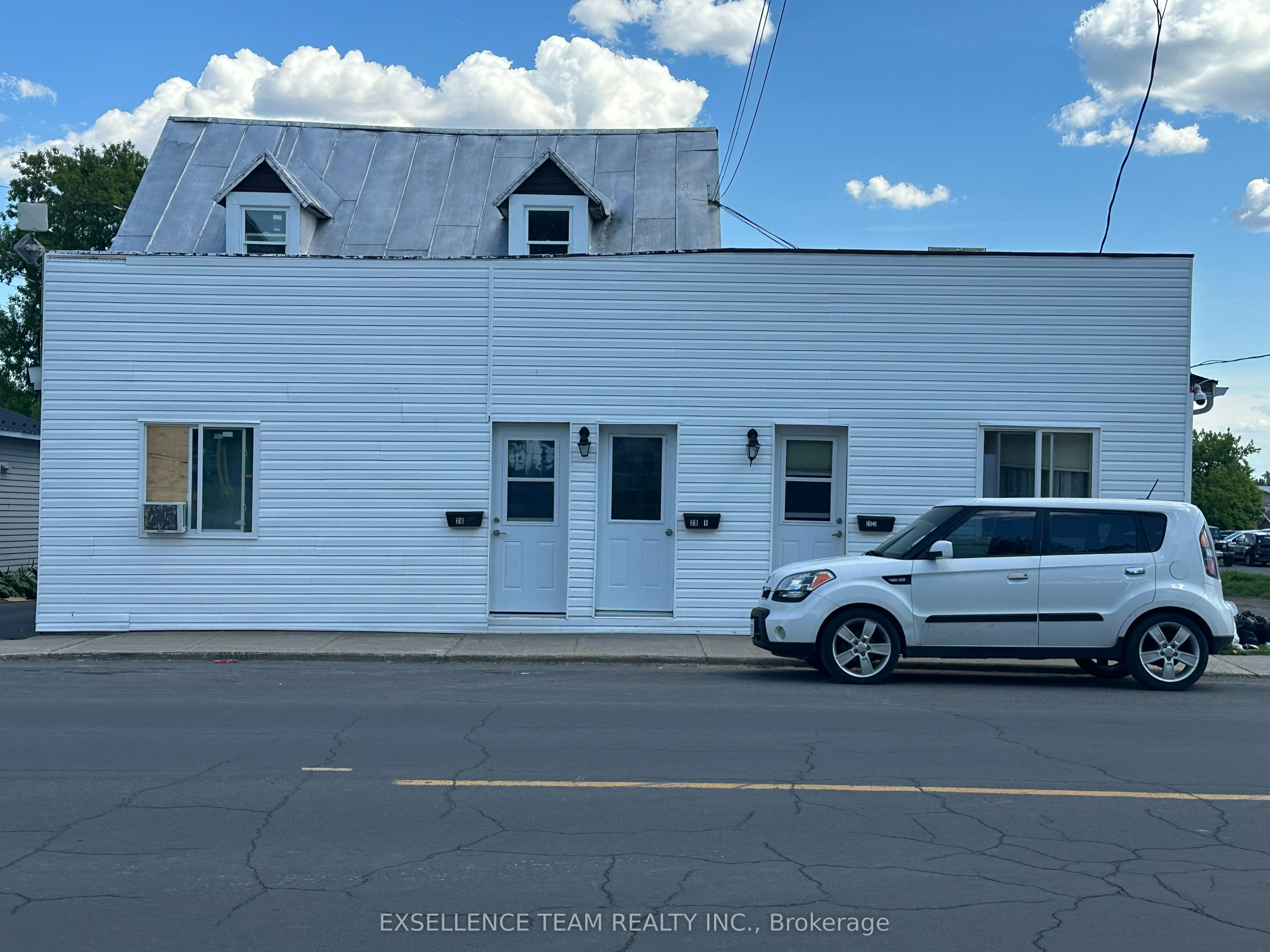 26 Lochiel St E Property Photo 4