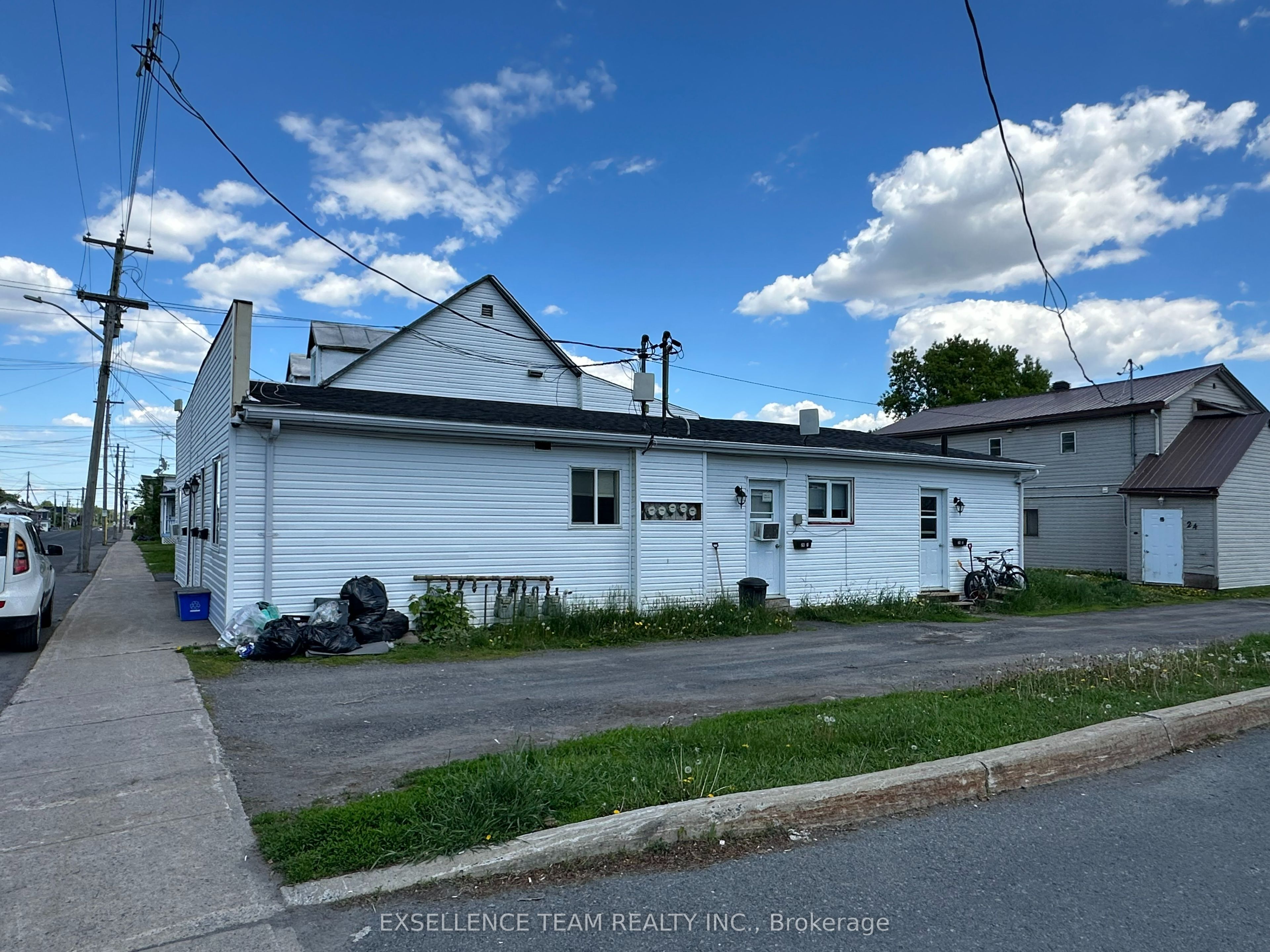 26 Lochiel St E Property Photo 5
