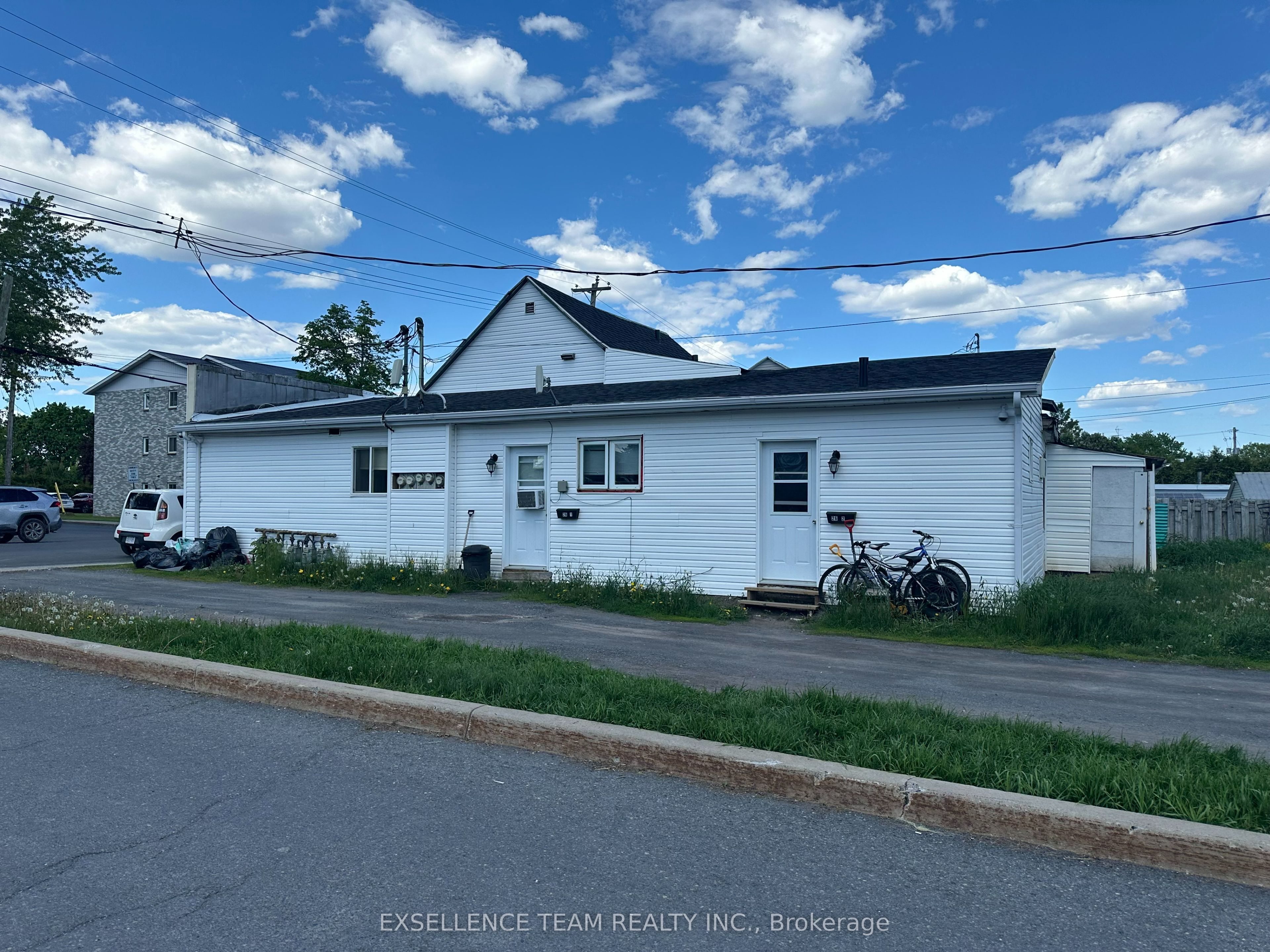 26 Lochiel St E Property Photo 6