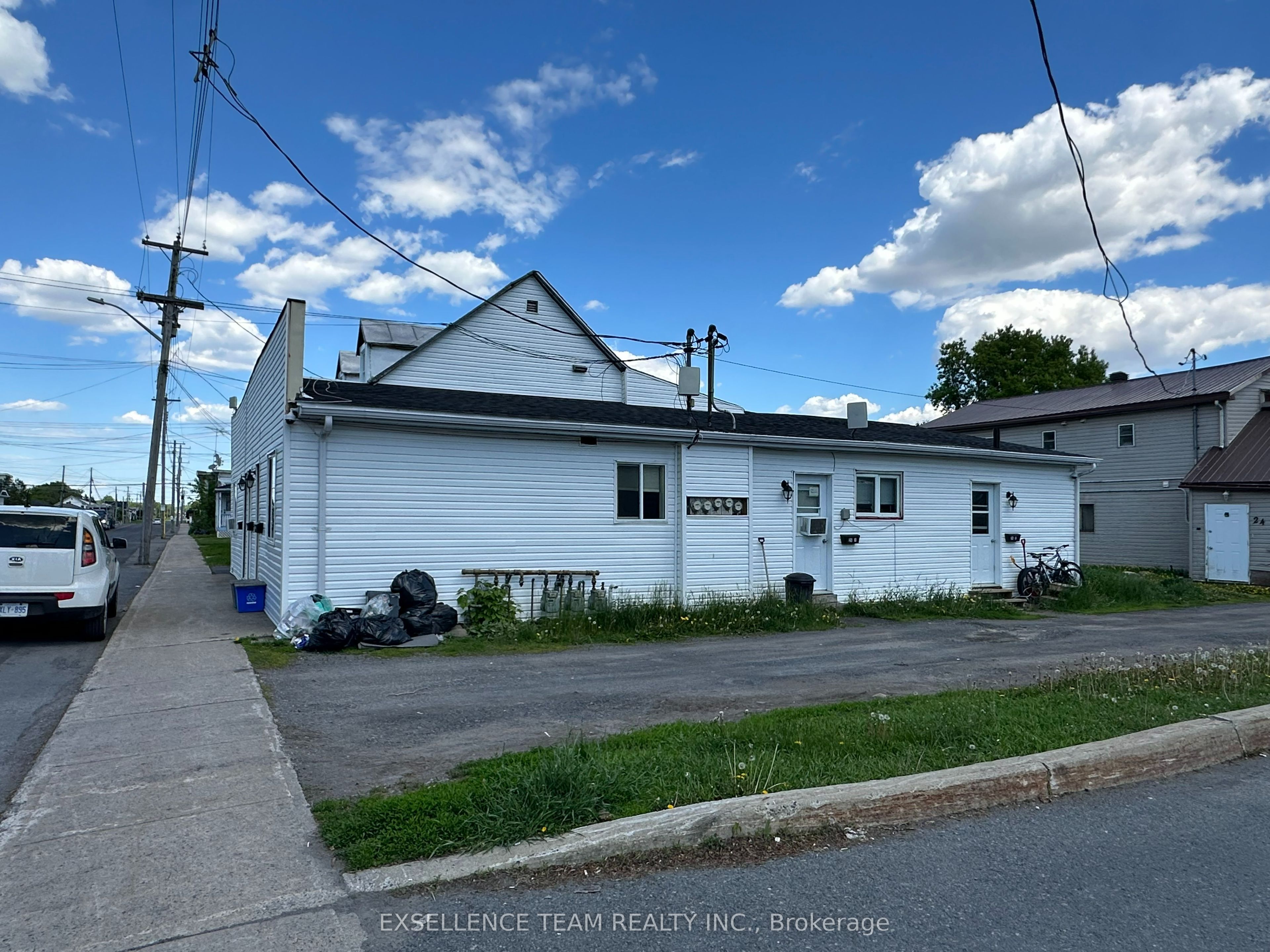 26 Lochiel St E Property Photo 7