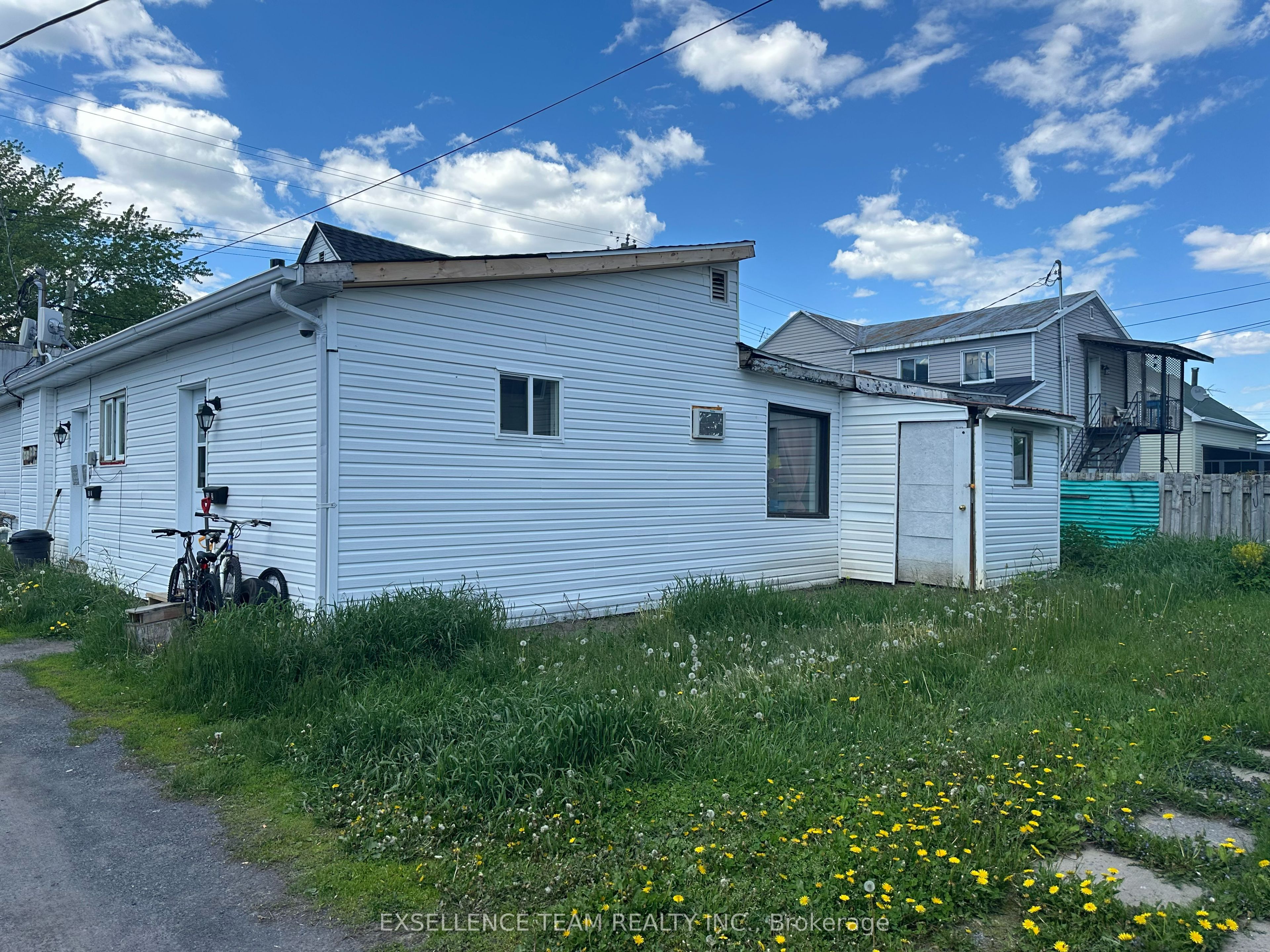 26 Lochiel St E Property Photo 8