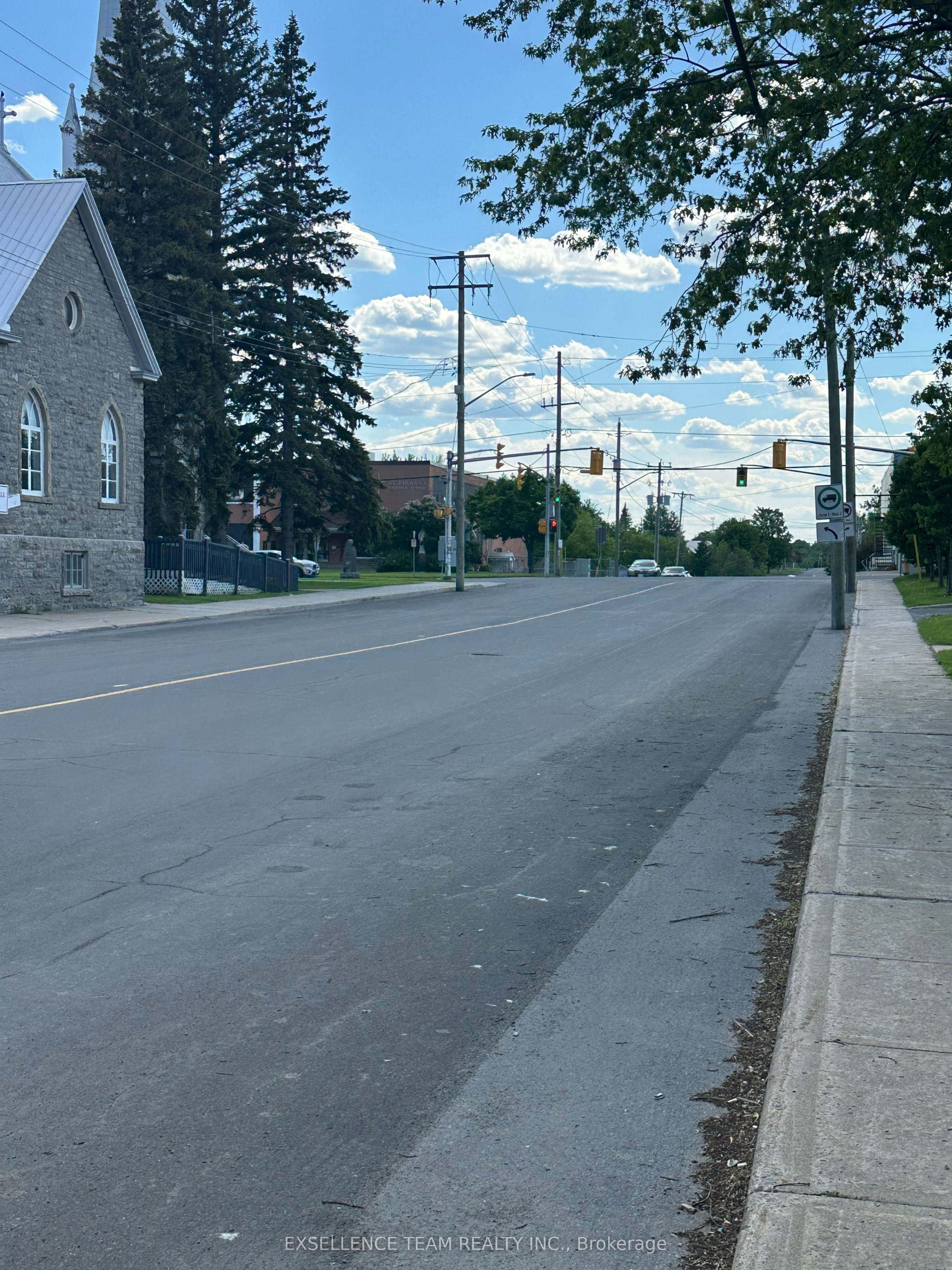 26 Lochiel St E Property Photo 9