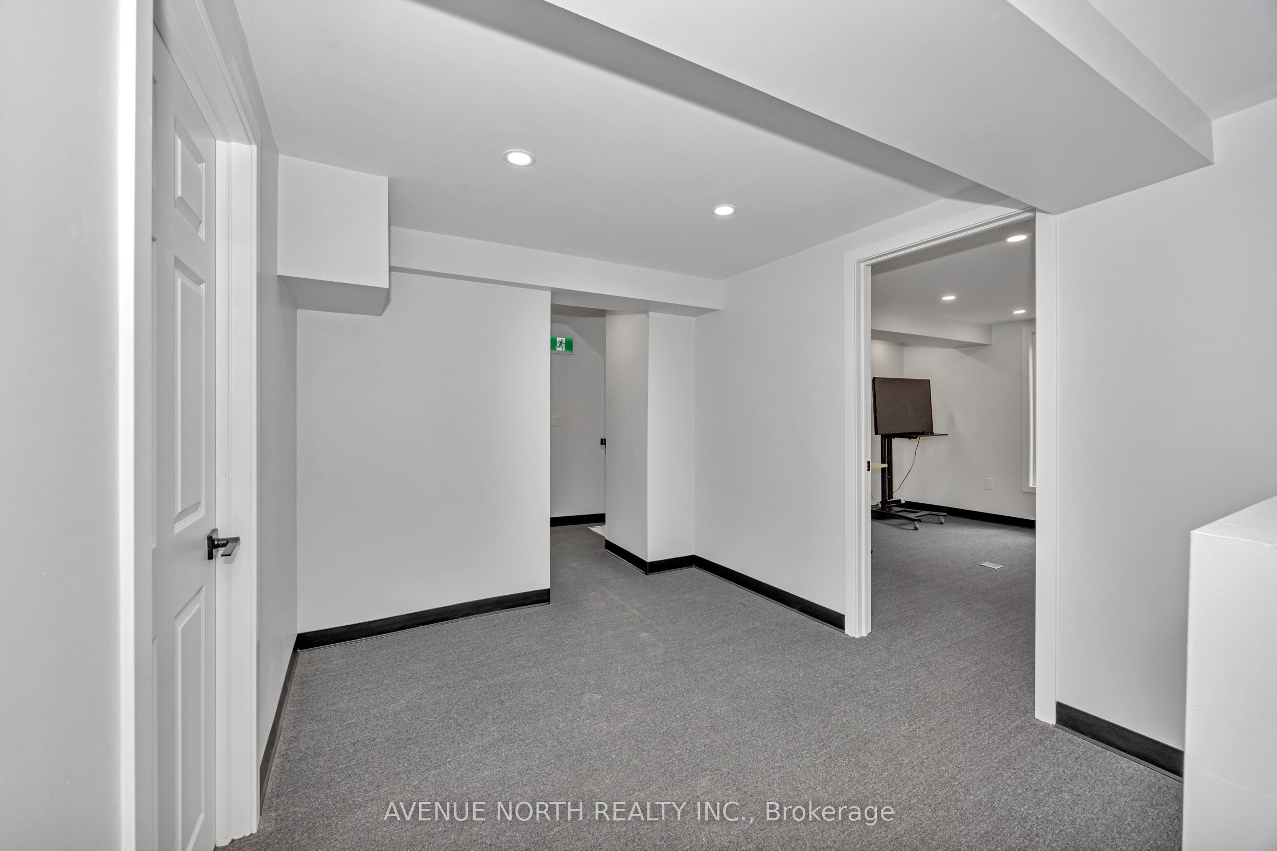 85 Holland Avenue N Property Photo 17
