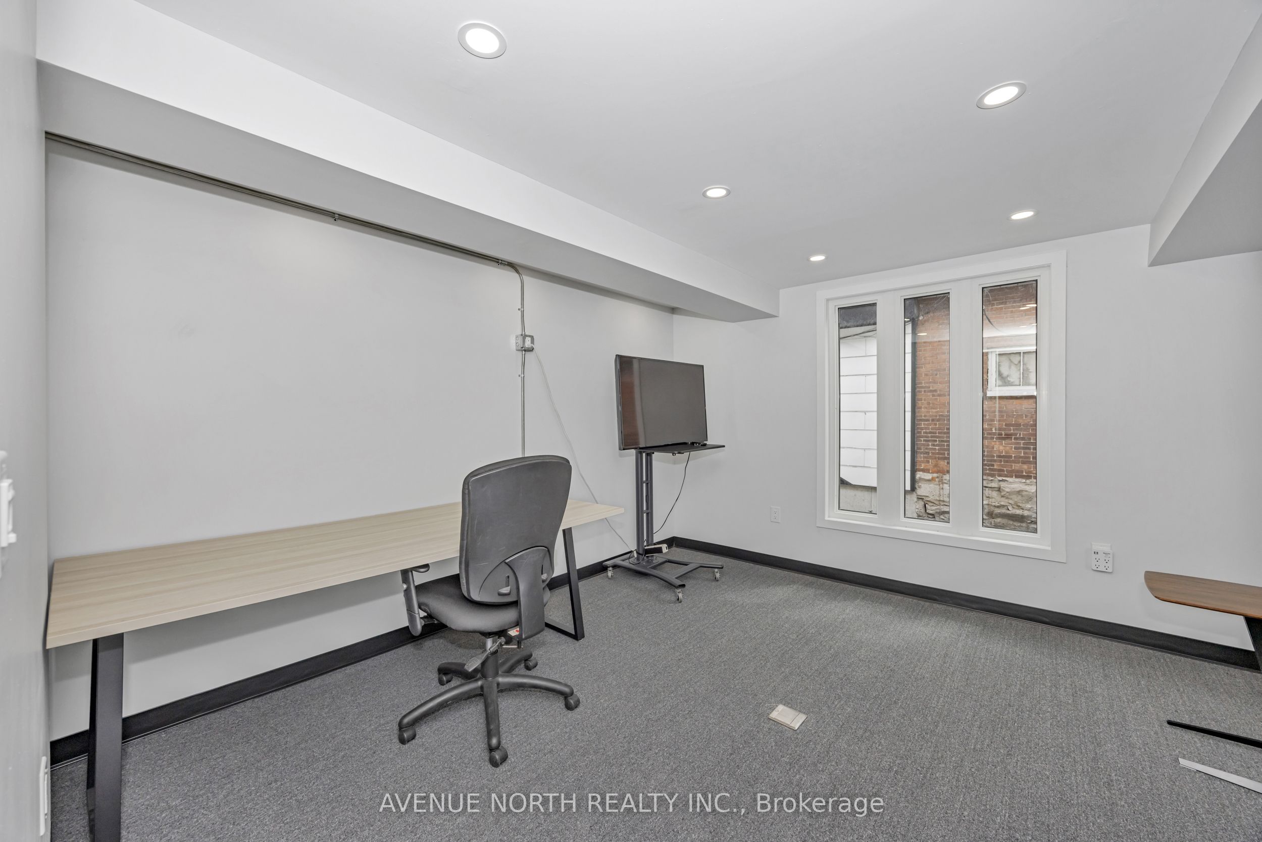 85 Holland Avenue N Property Photo 18