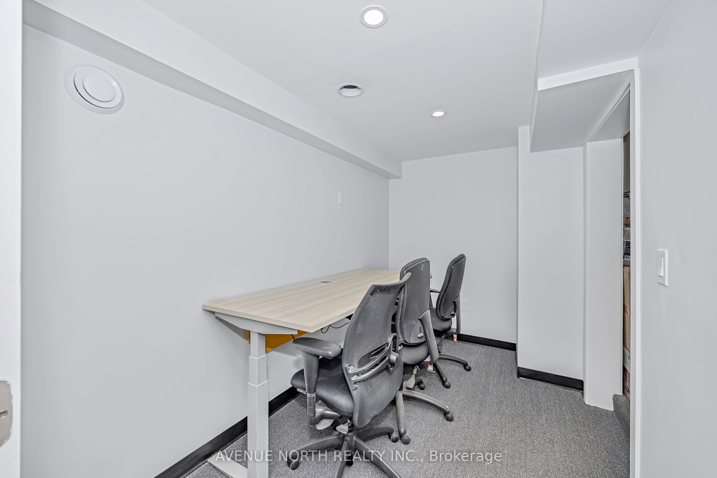 85 Holland Avenue N Property Photo 20