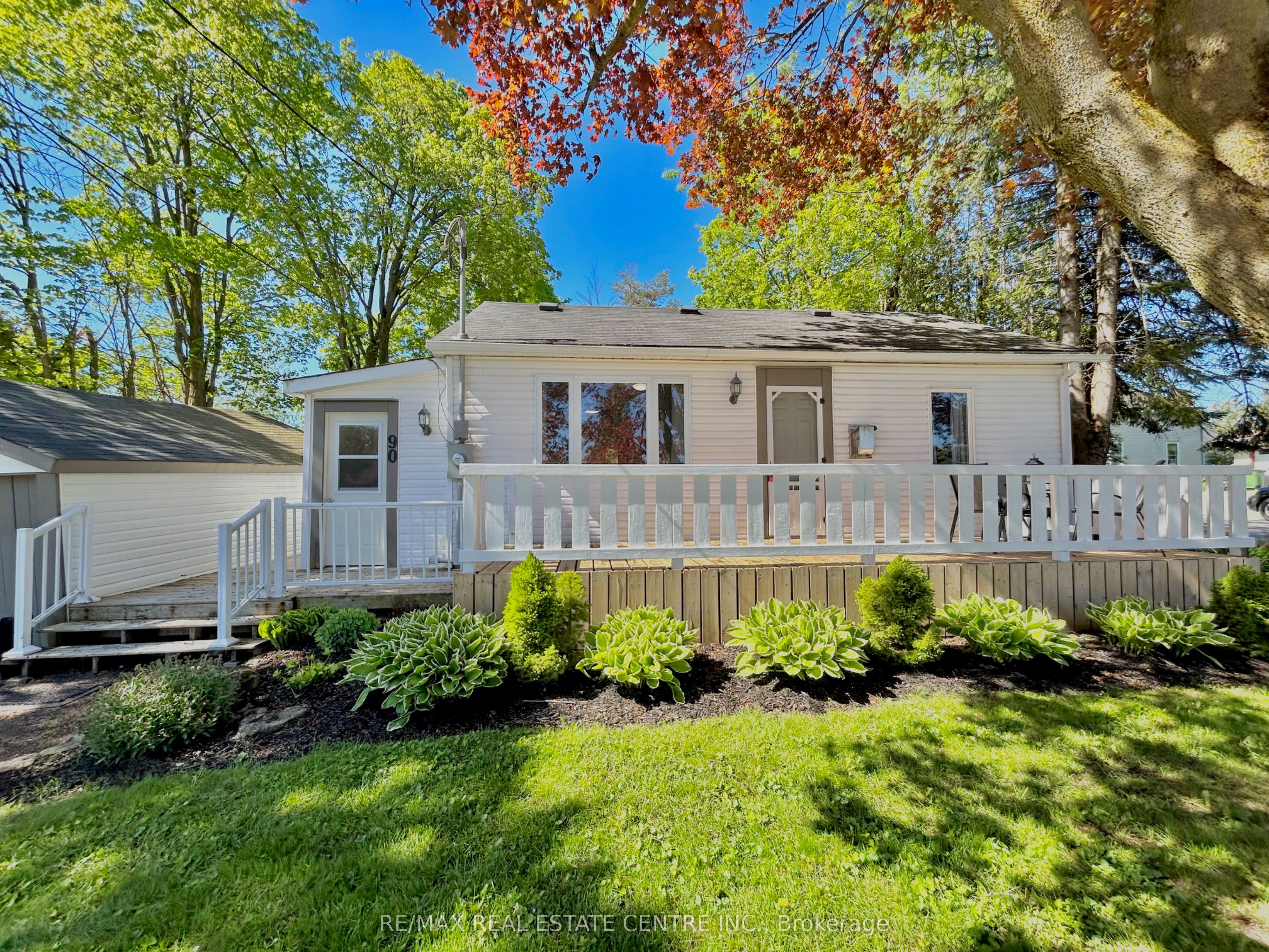 90 Artemesia Street N Property Photo 1