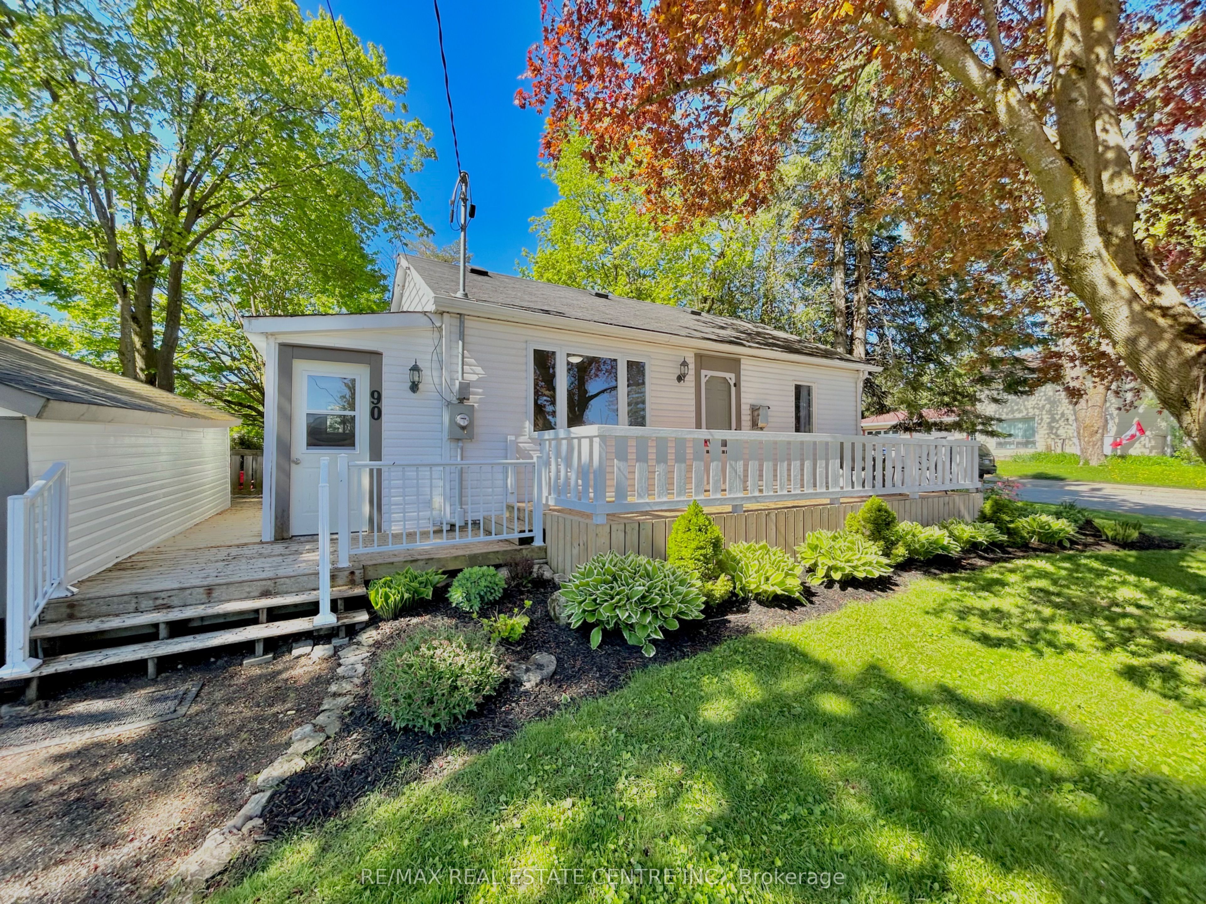 90 Artemesia Street N Property Photo 3