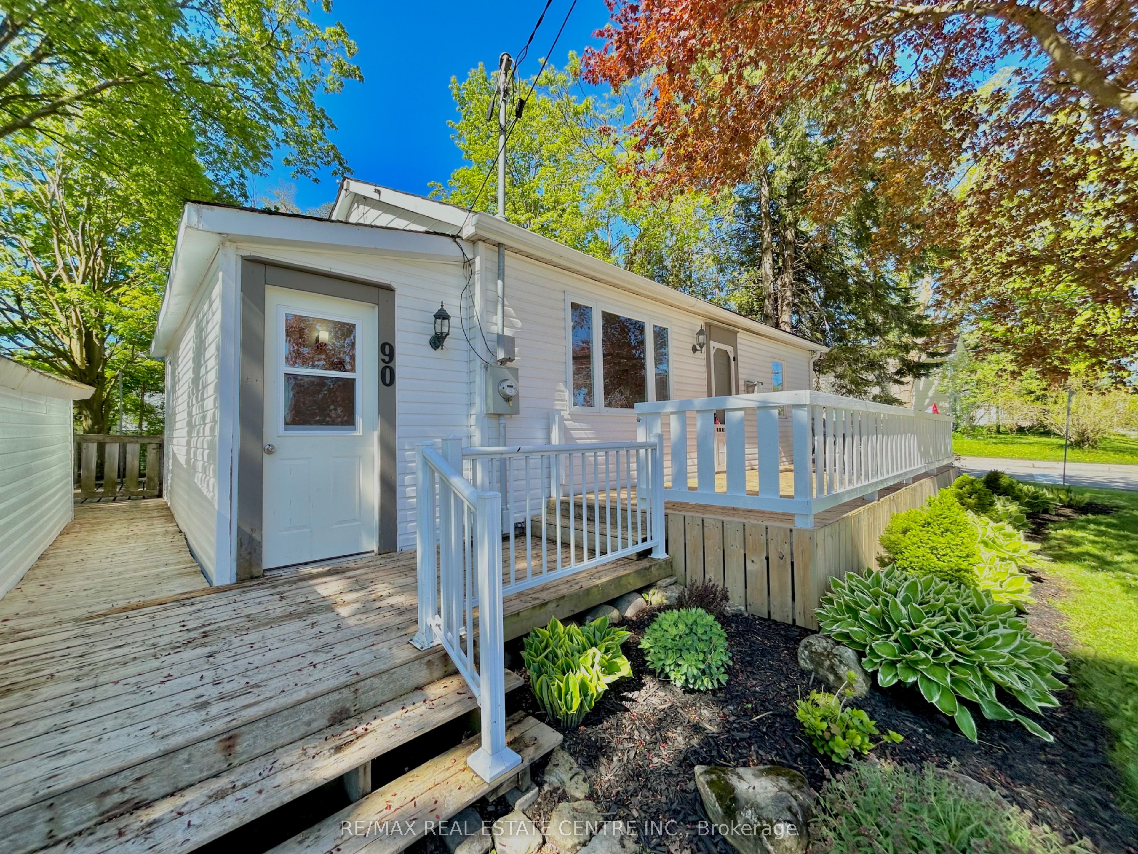 90 Artemesia Street N Property Photo 5