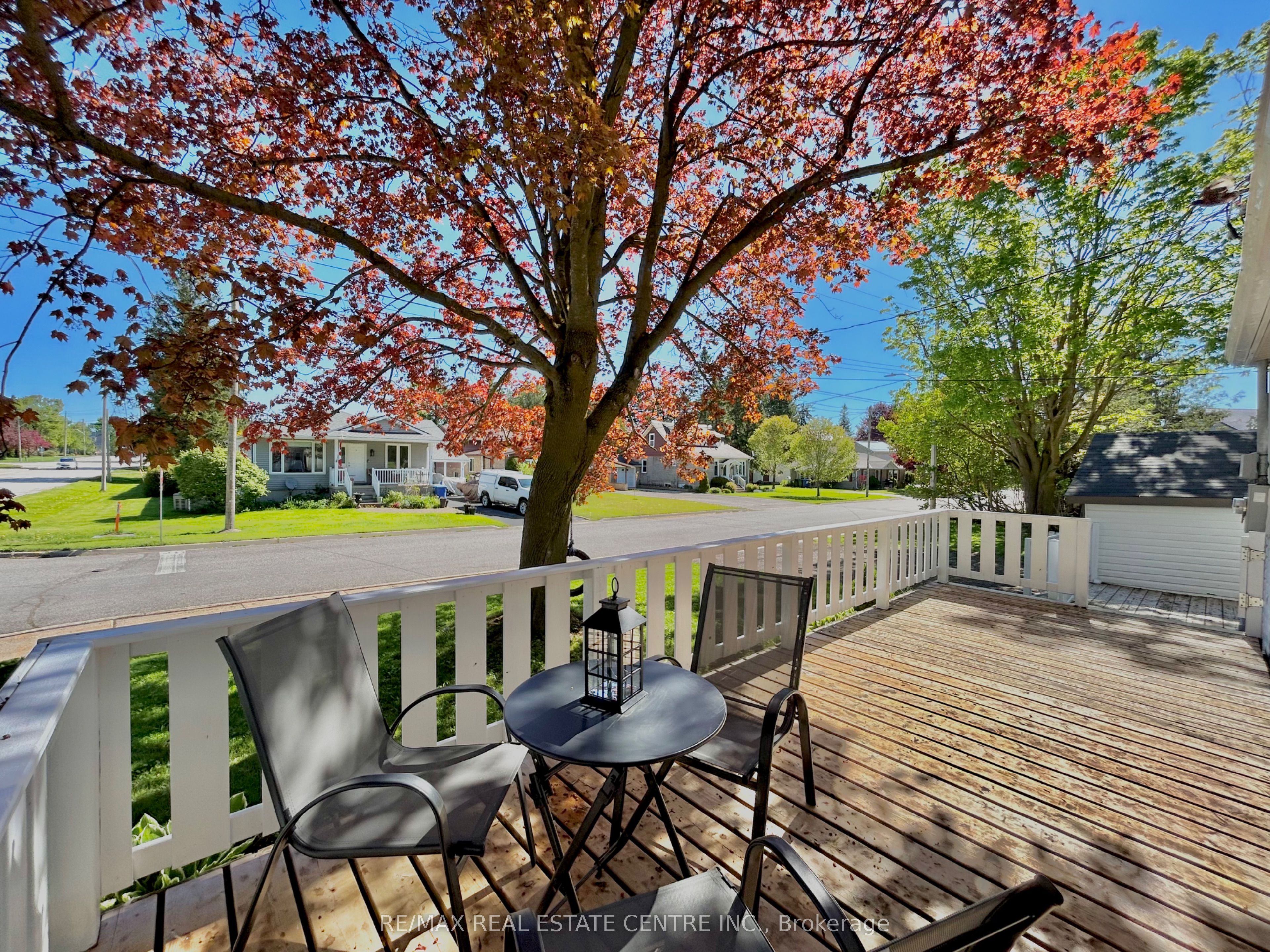 90 Artemesia Street N Property Photo 6