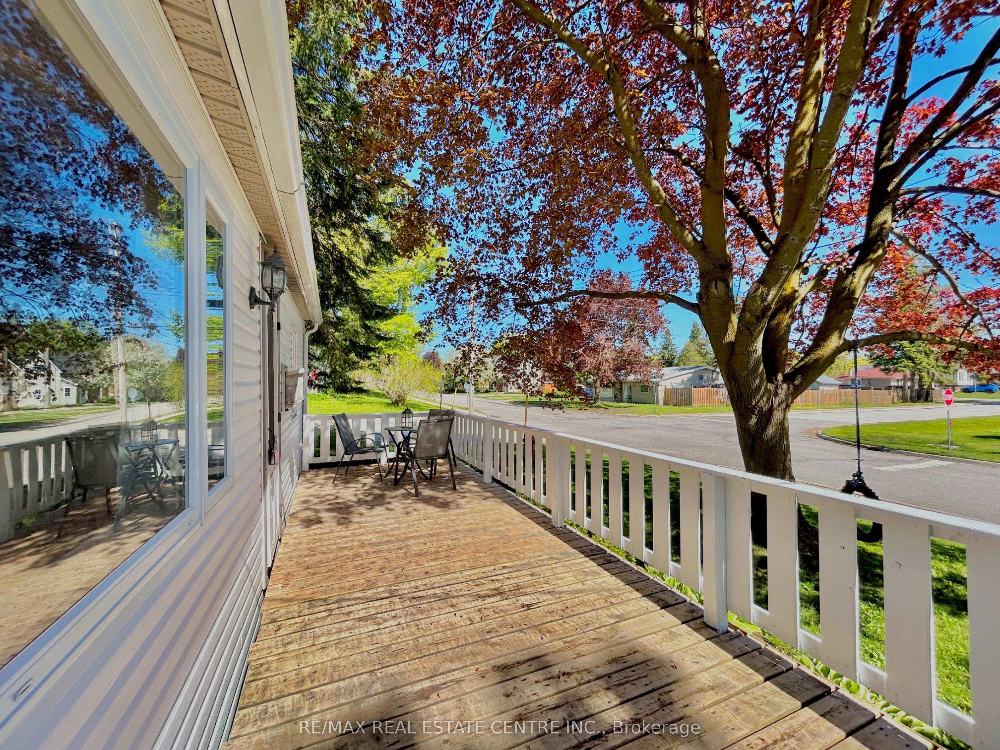 90 Artemesia Street N Property Photo 7