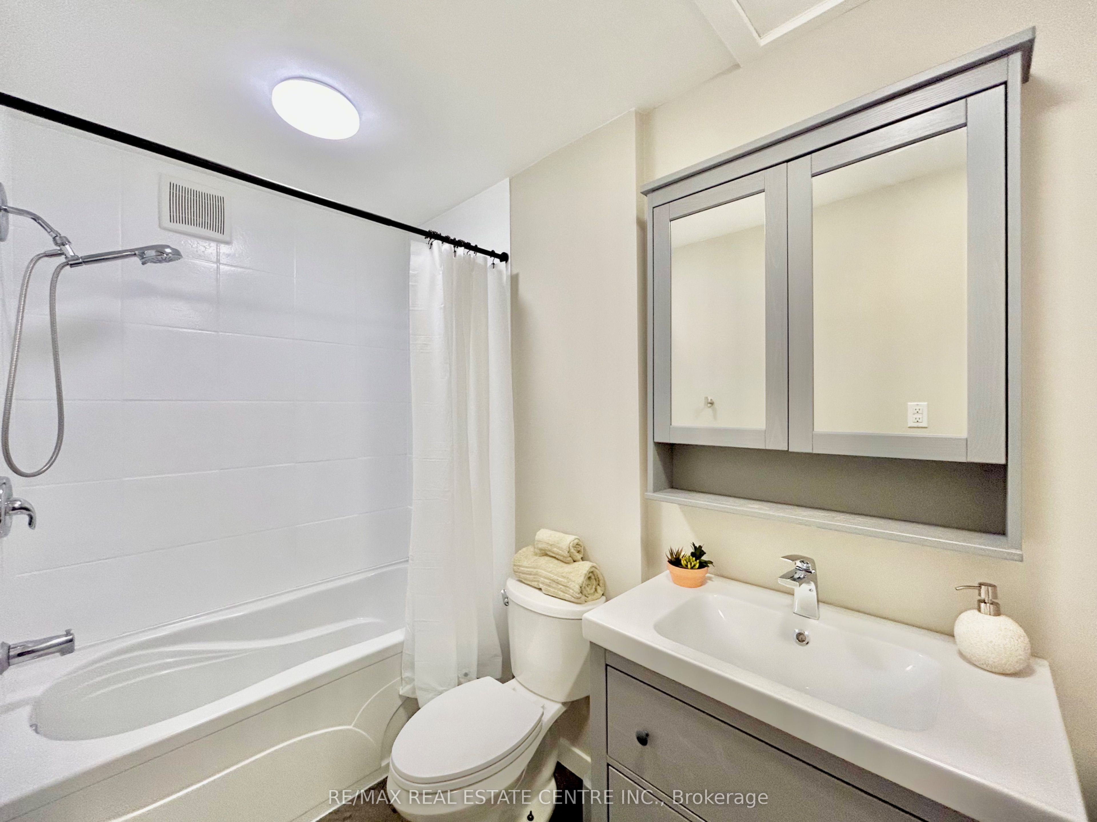 90 Artemesia Street N Property Photo 12