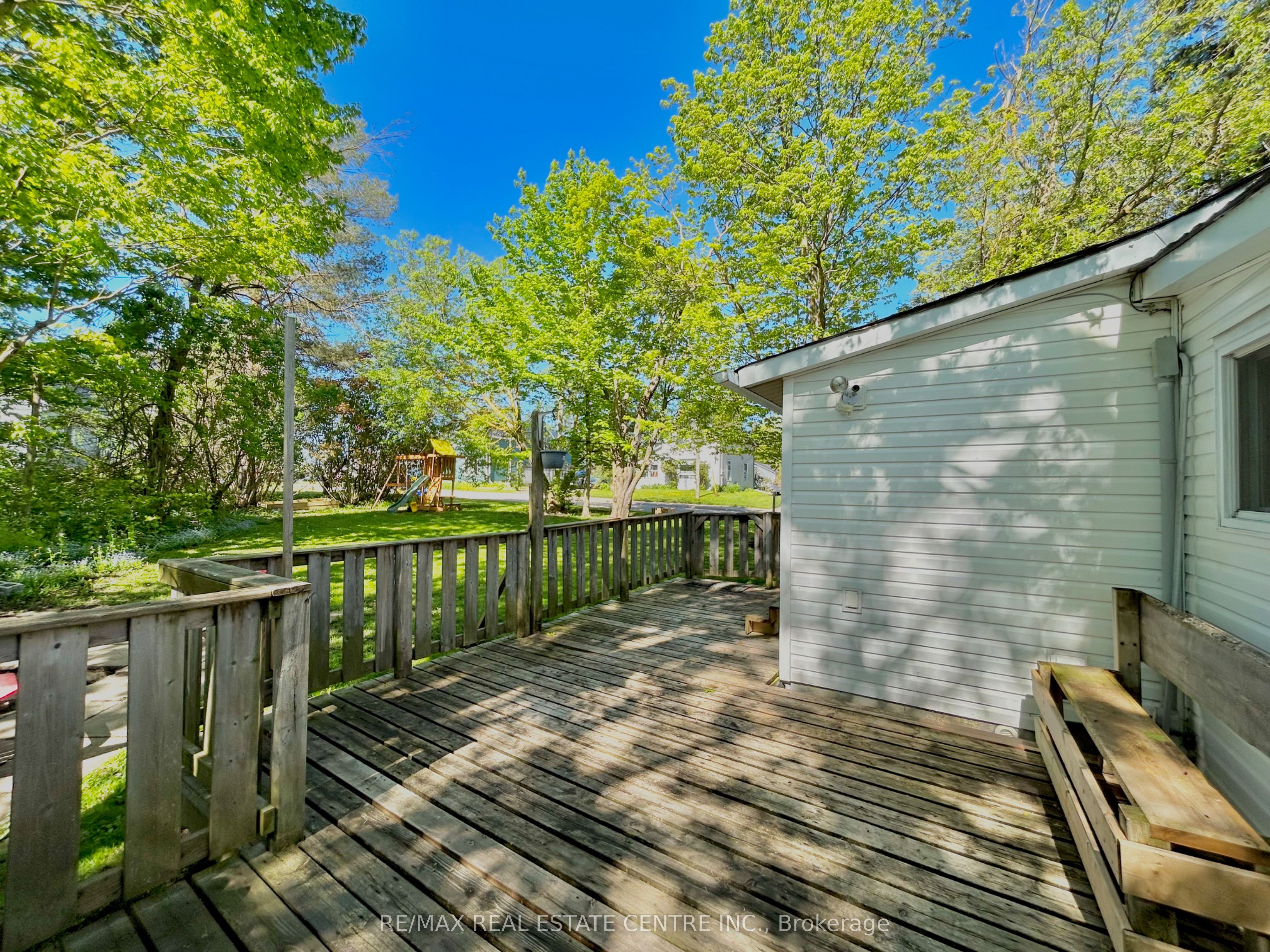 90 Artemesia Street N Property Photo 34