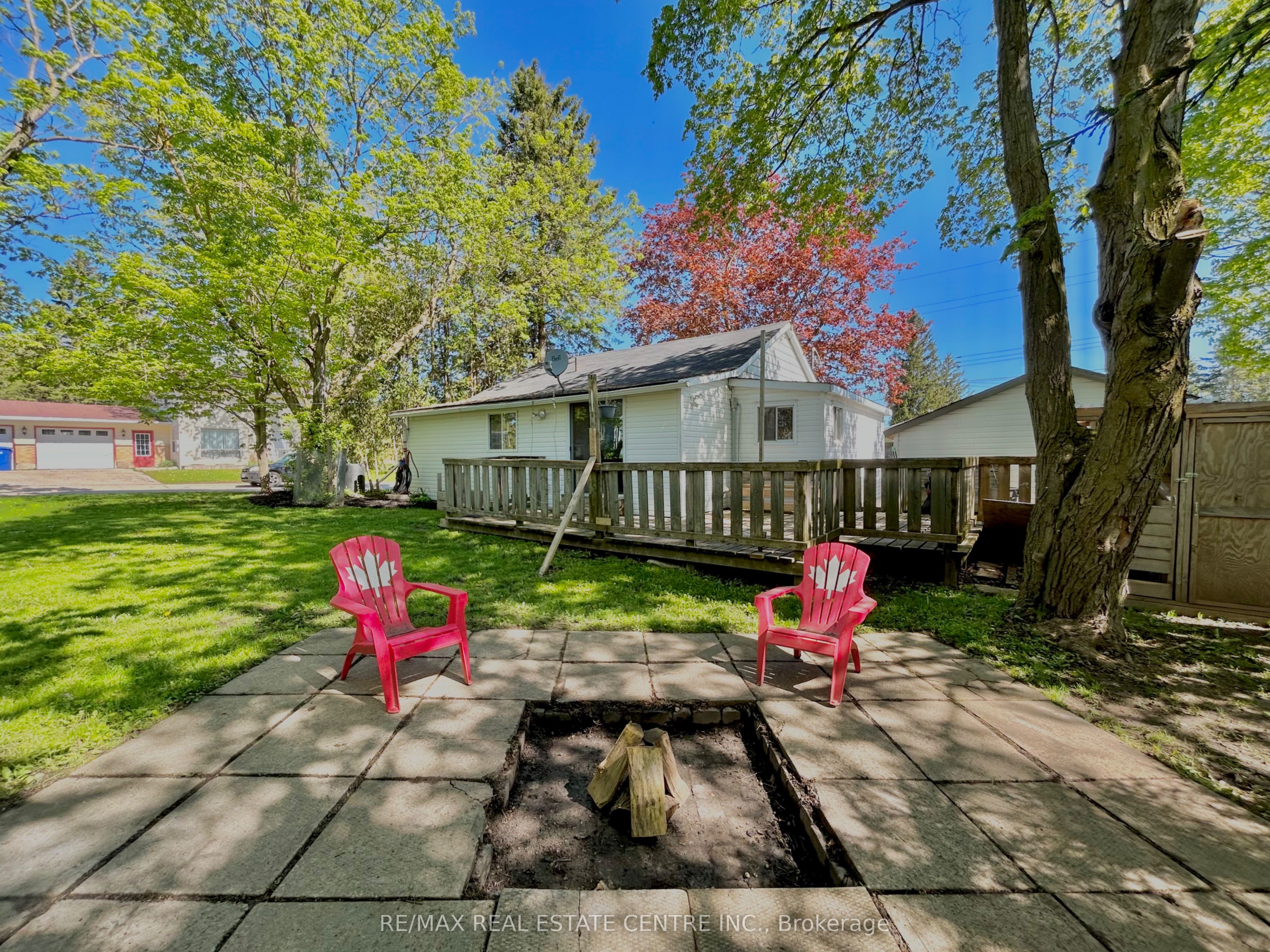 90 Artemesia Street N Property Photo 37