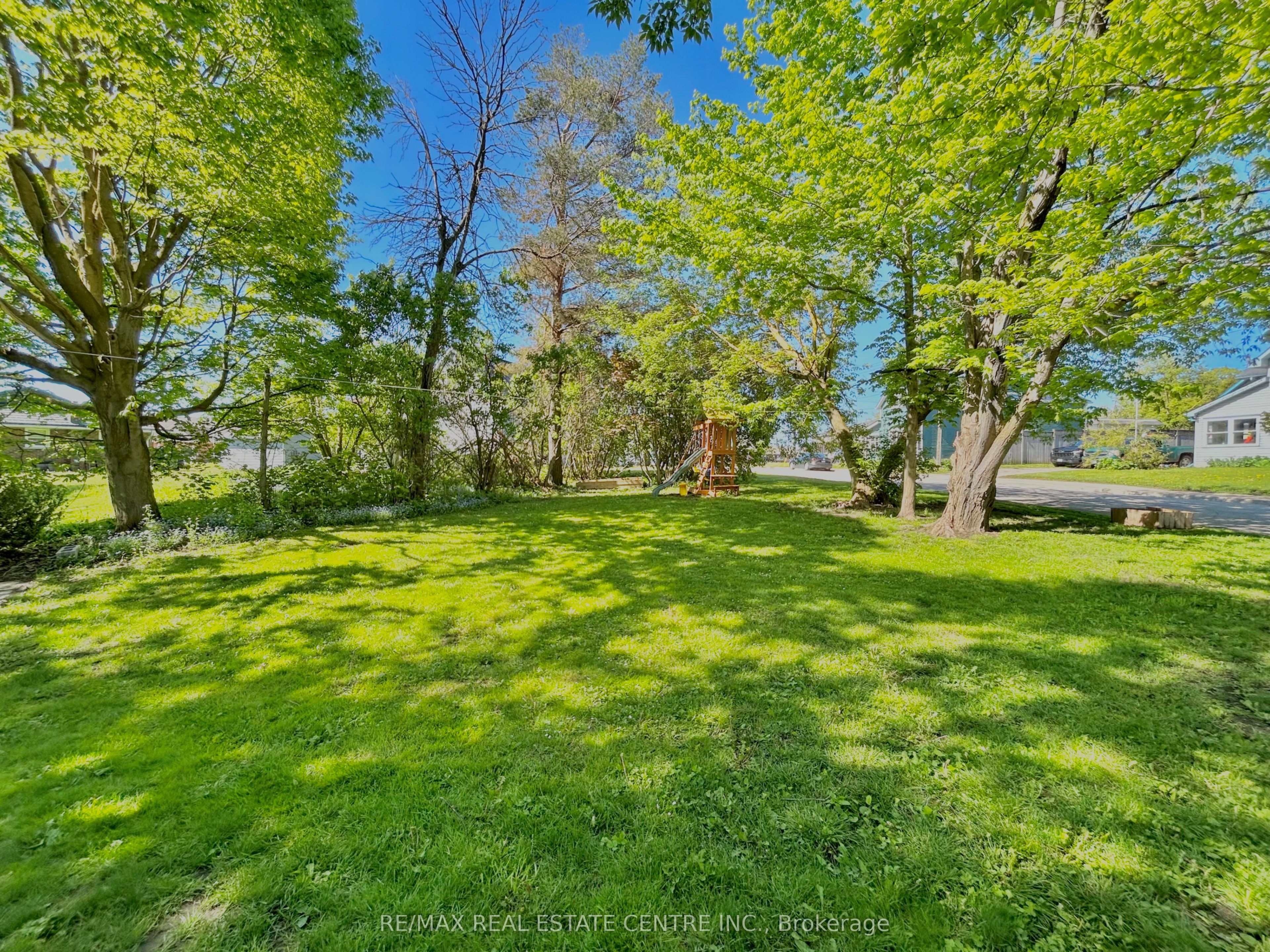 90 Artemesia Street N Property Photo 38