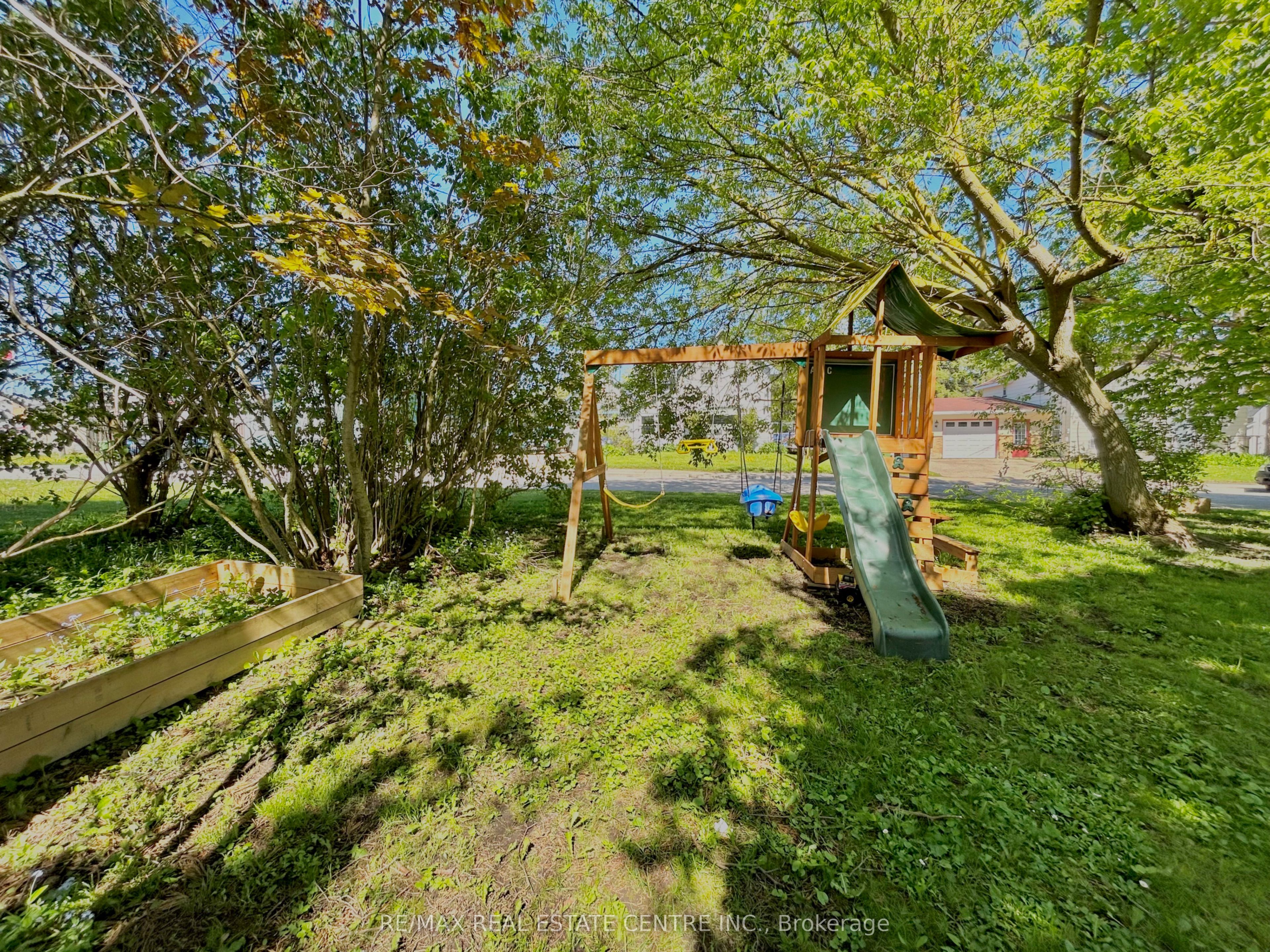 90 Artemesia Street N Property Photo 40