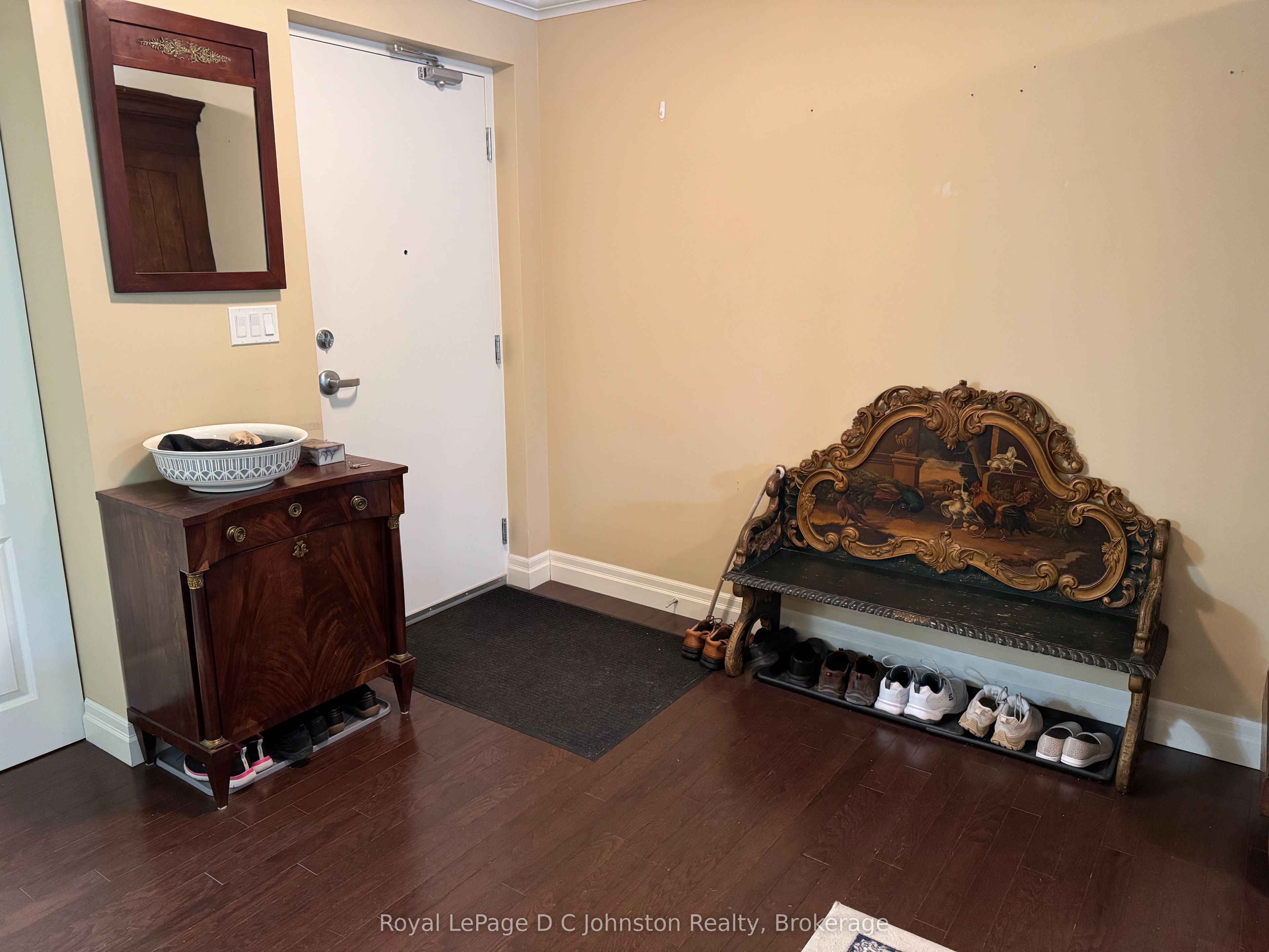 221 Adelaide Street 202 Property Photo 2