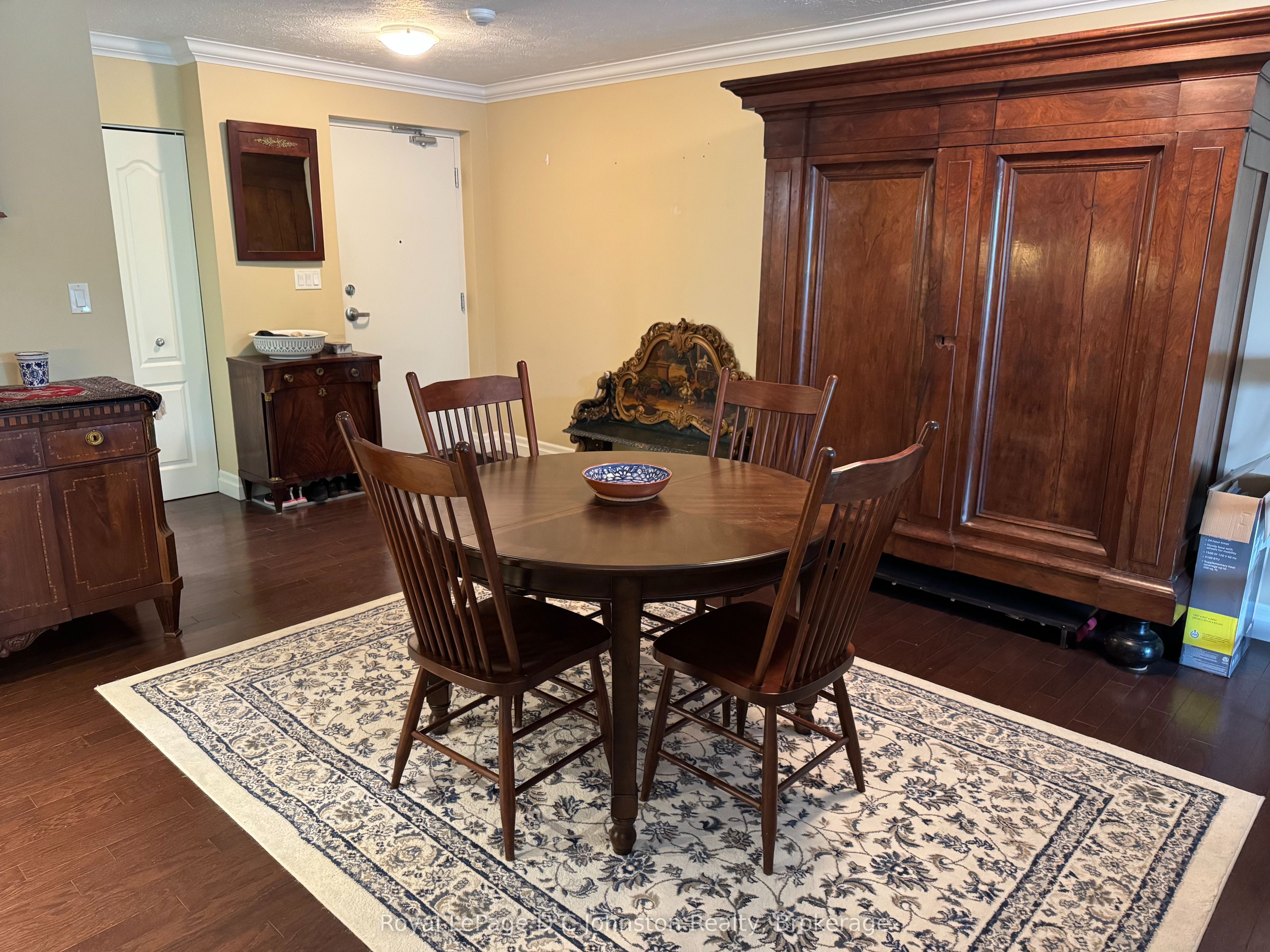 221 Adelaide Street 202 Property Photo 4