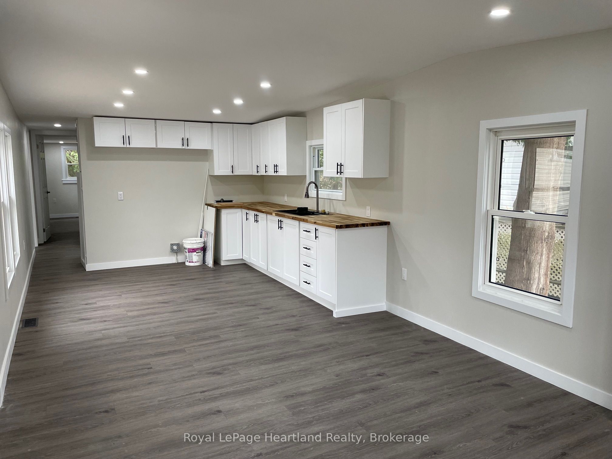 16 Bloomsbury Dr Property Photo 3