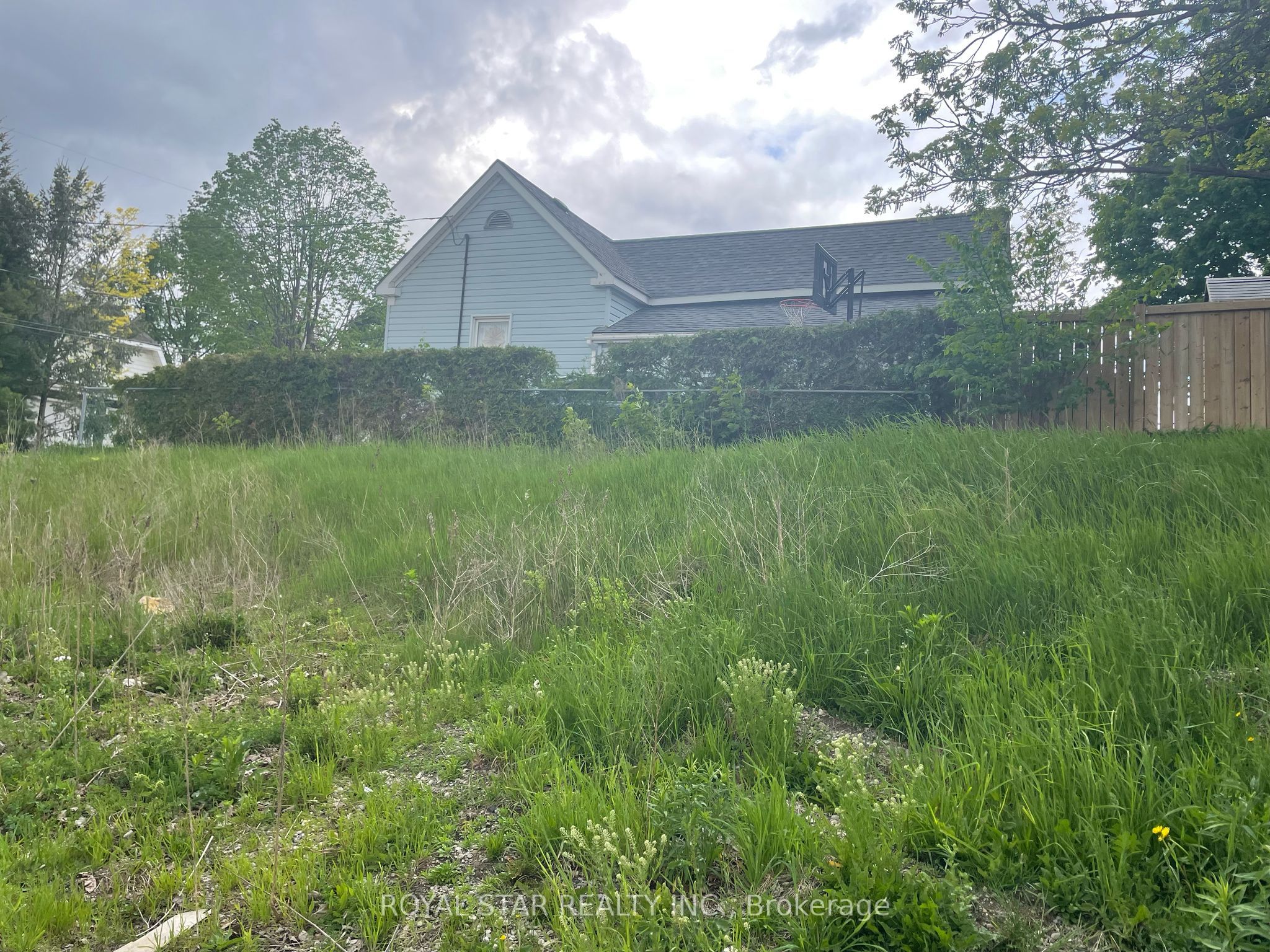 201 Dundas St Property Photo 8
