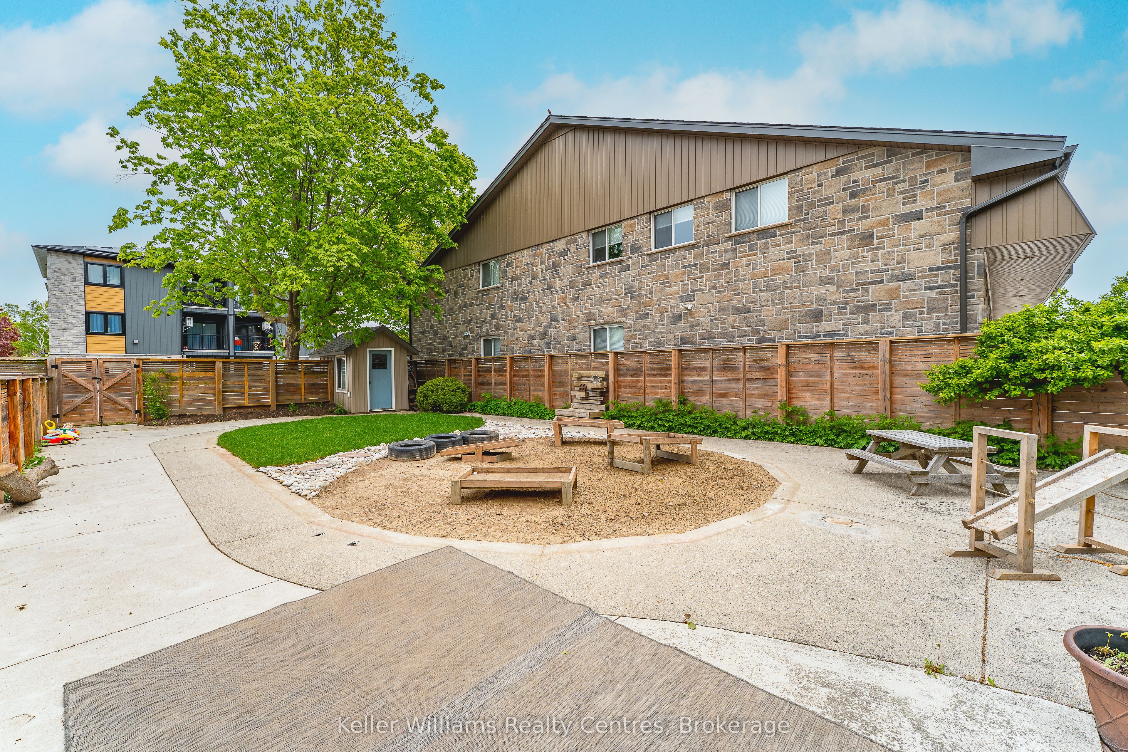 569 Catherine Street Property Photo 11