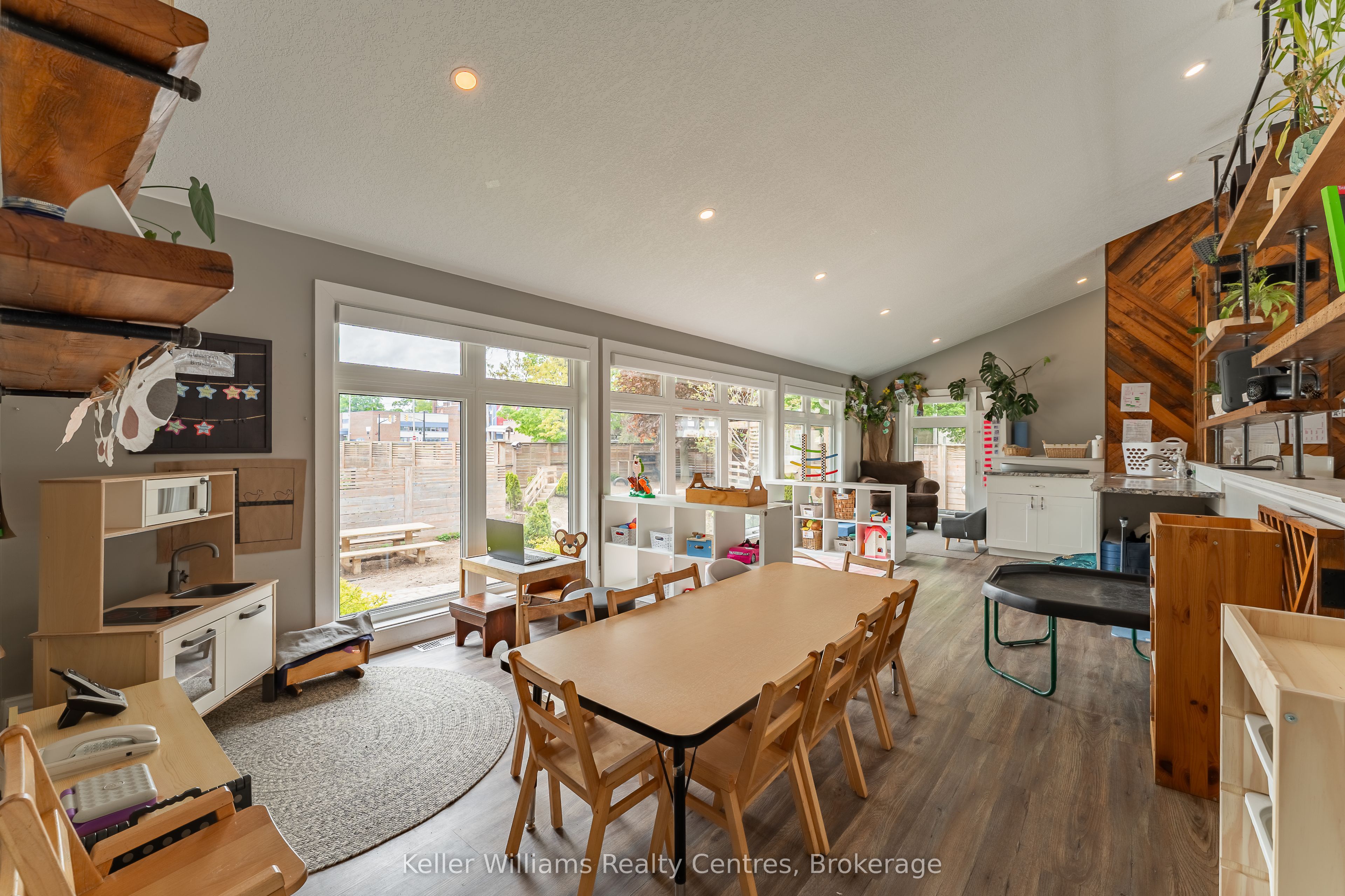 569 Catherine Street Property Photo 22