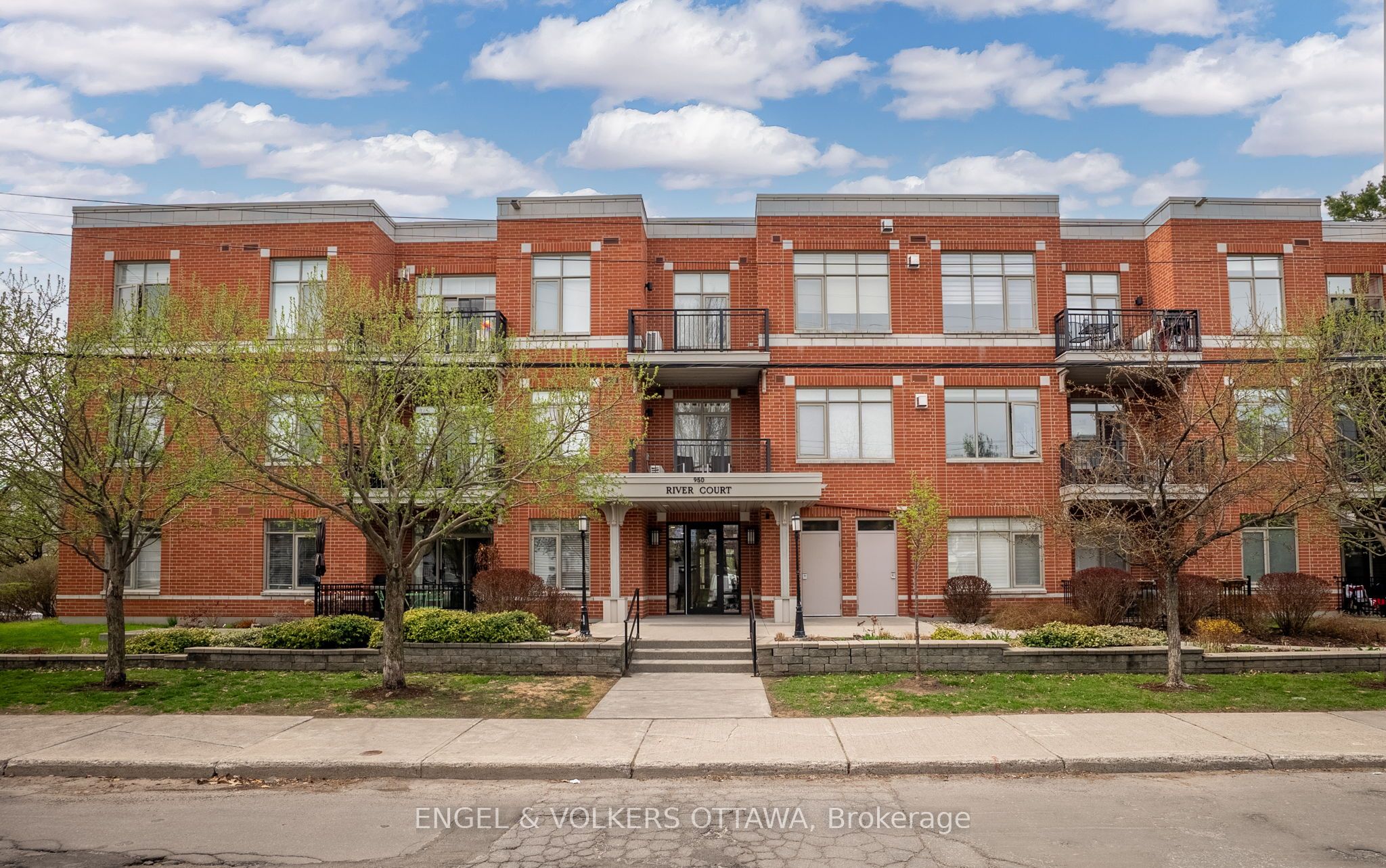 #107 - 950 Marguerite Avenue Property Photo 1