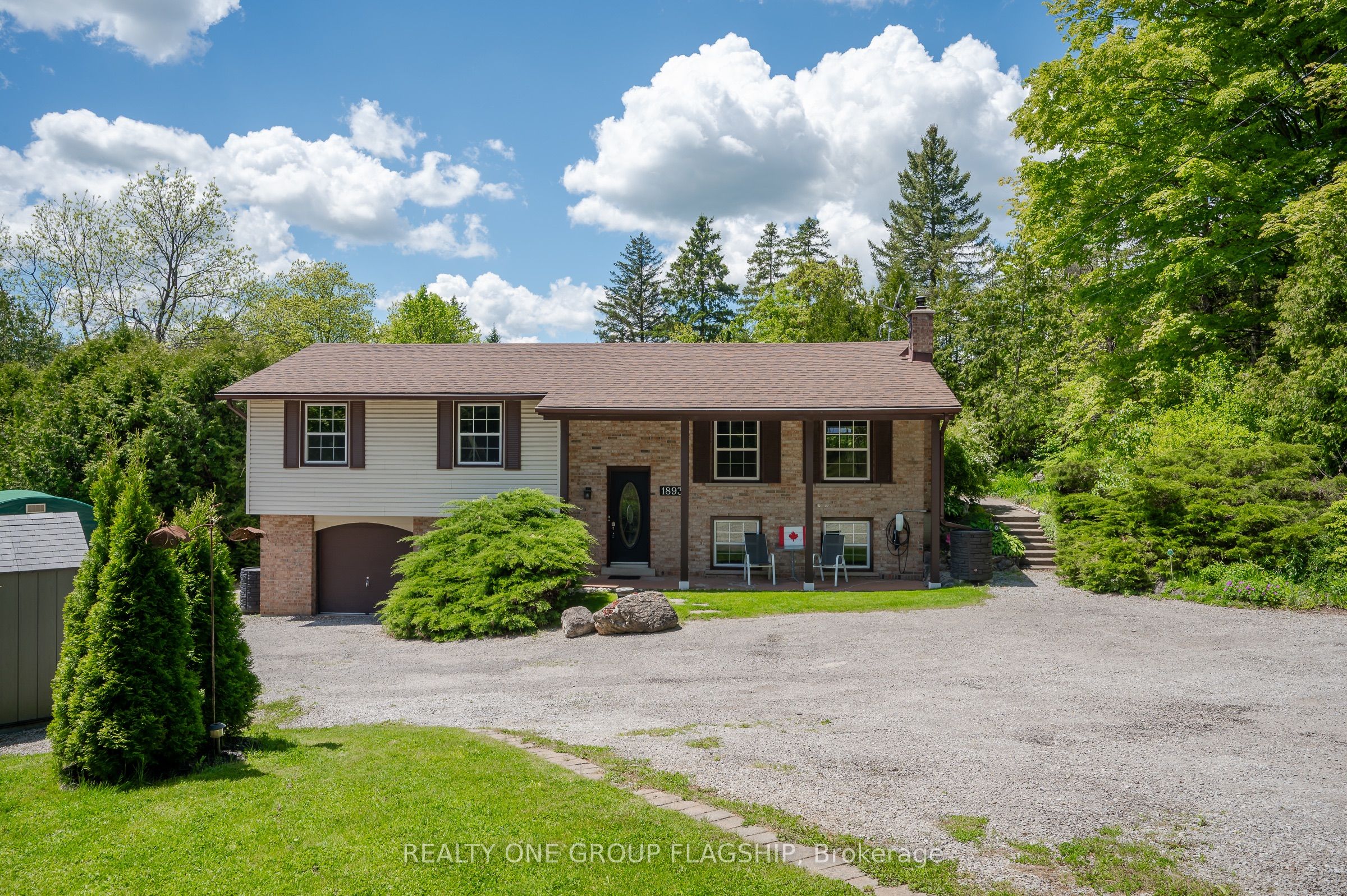 1893 Centre Rd Property Photo 1