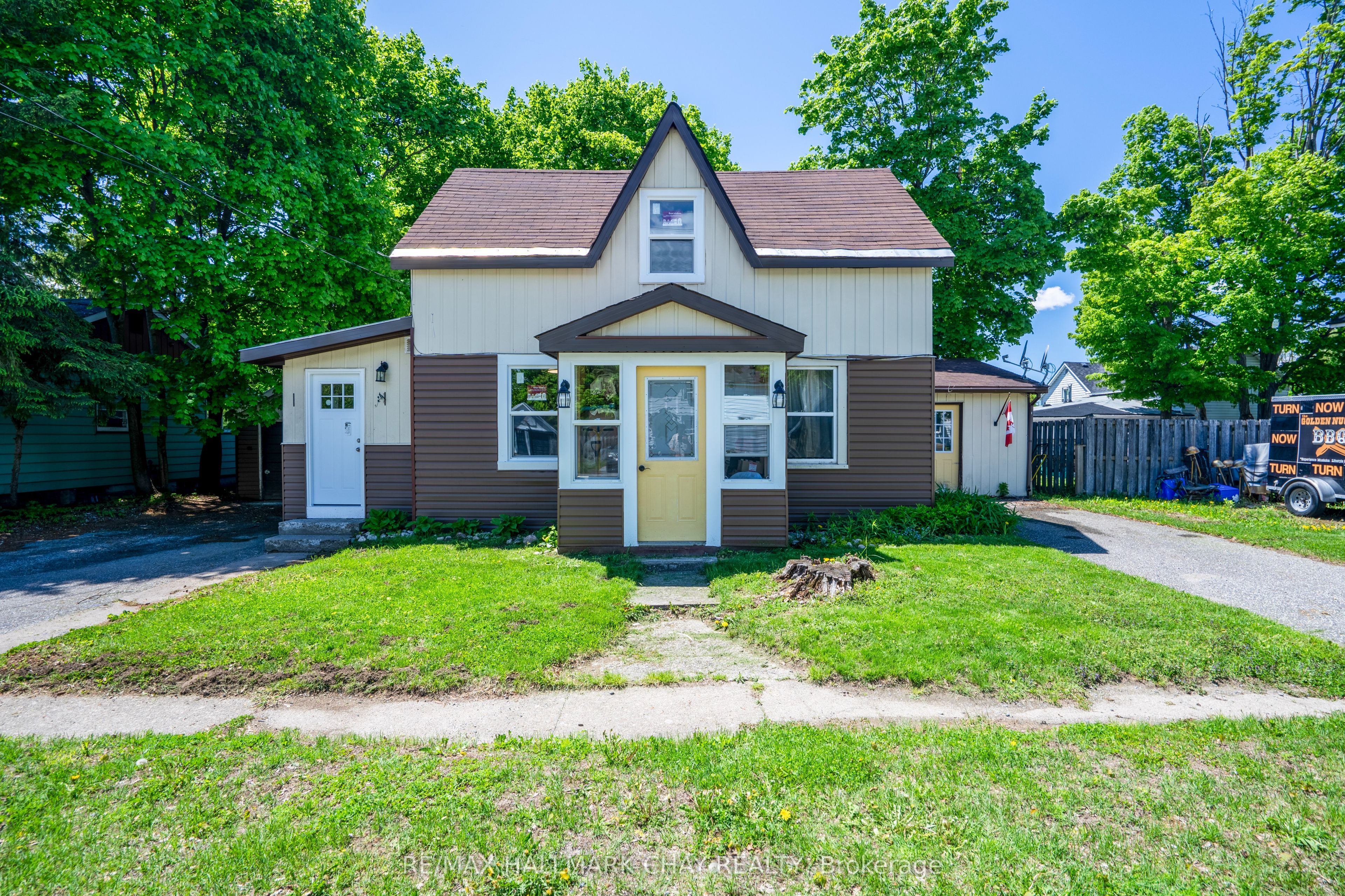 635 1st St S Property Photo 1