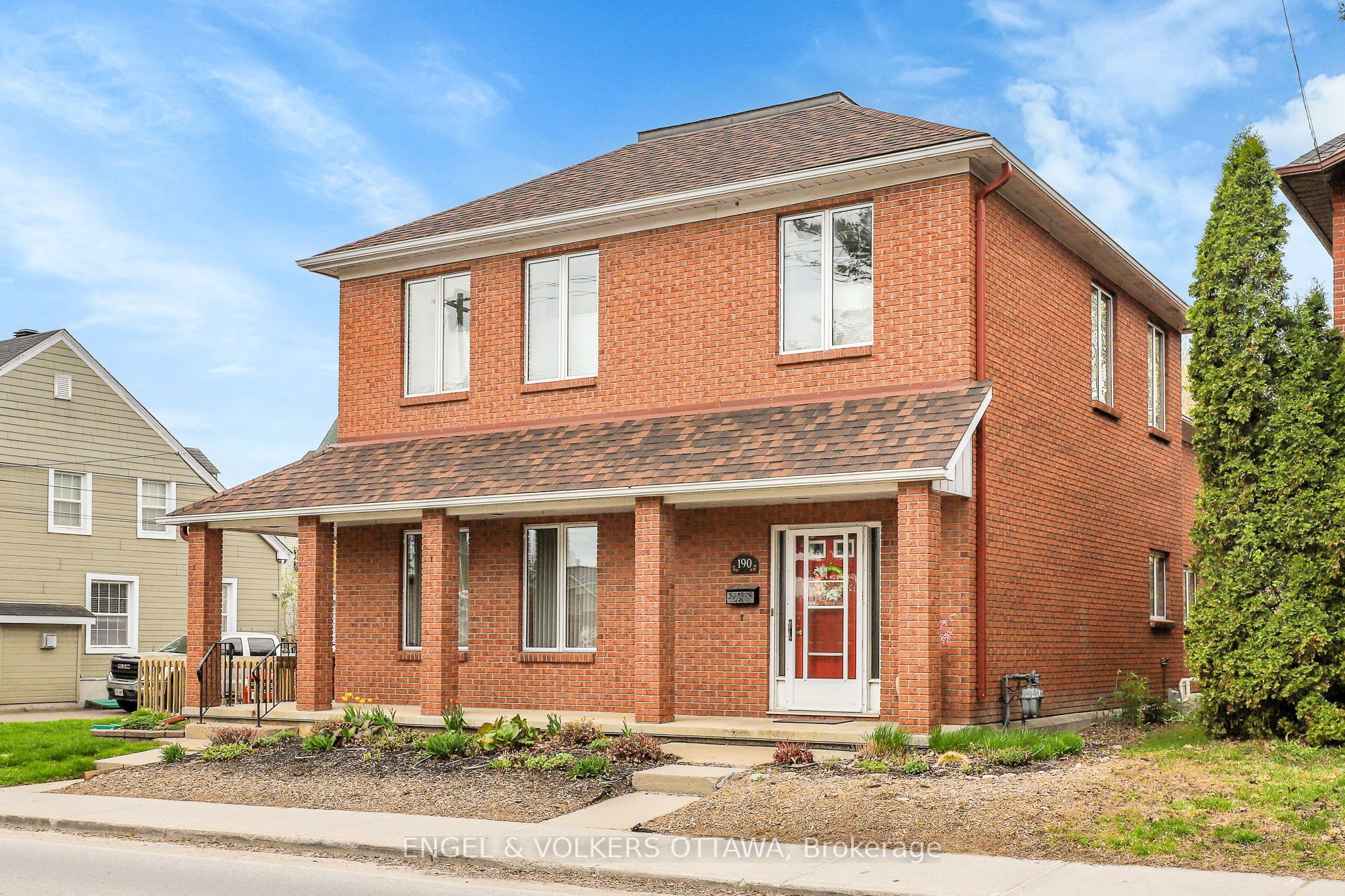 190 John St N Property Photo 1