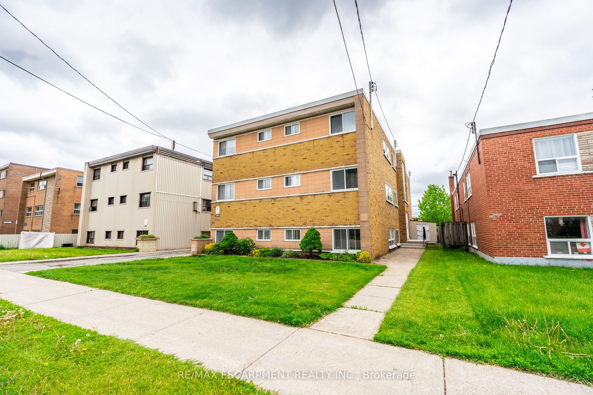 1284 Fennell Ave E Property Photo 2