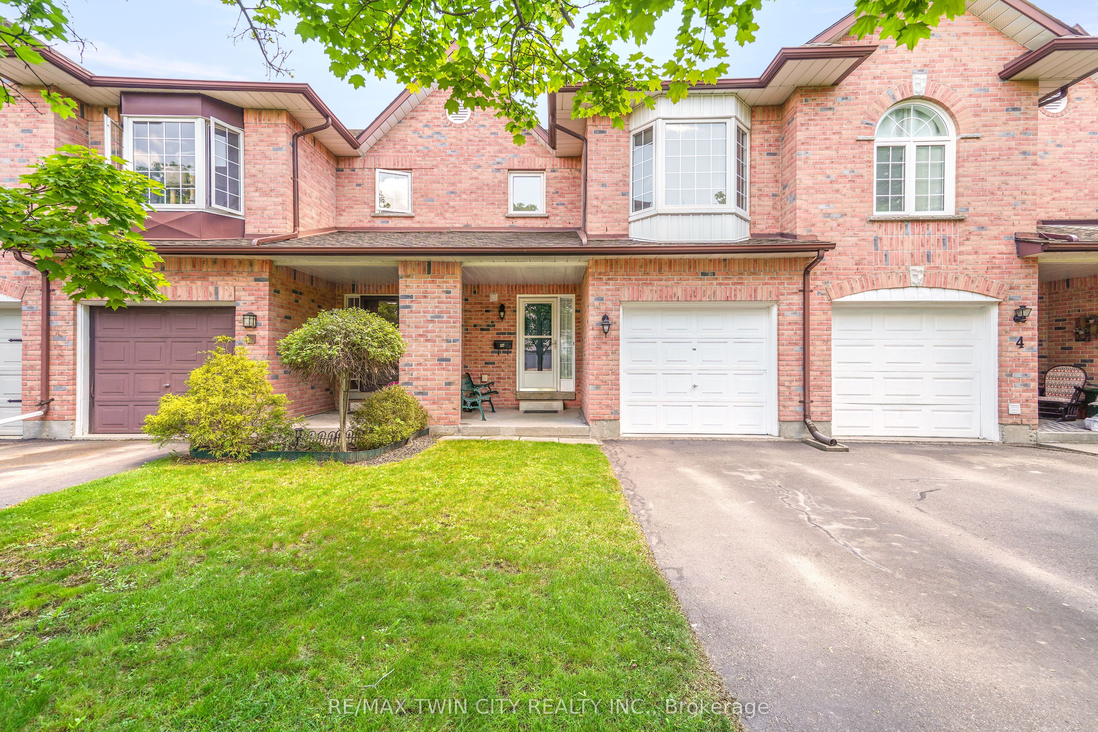 4 Courtland Dr Property Photo 1