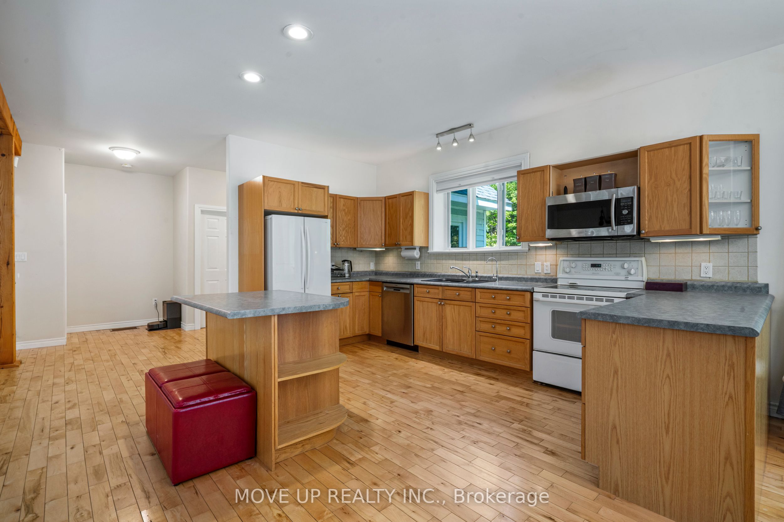 1884 Brunel Road Property Photo 9