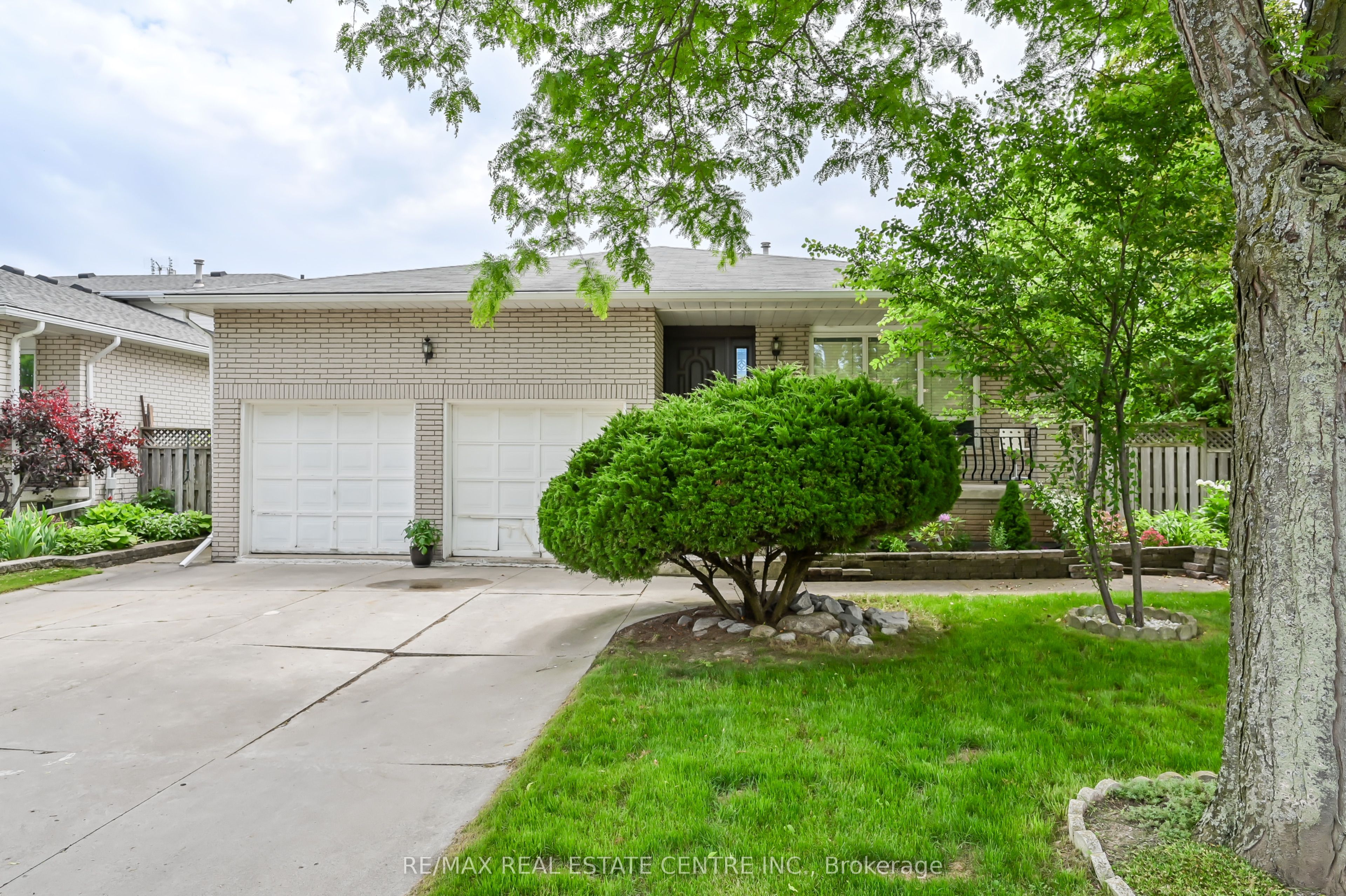 30 Goldcrest Drive Property Photo 1