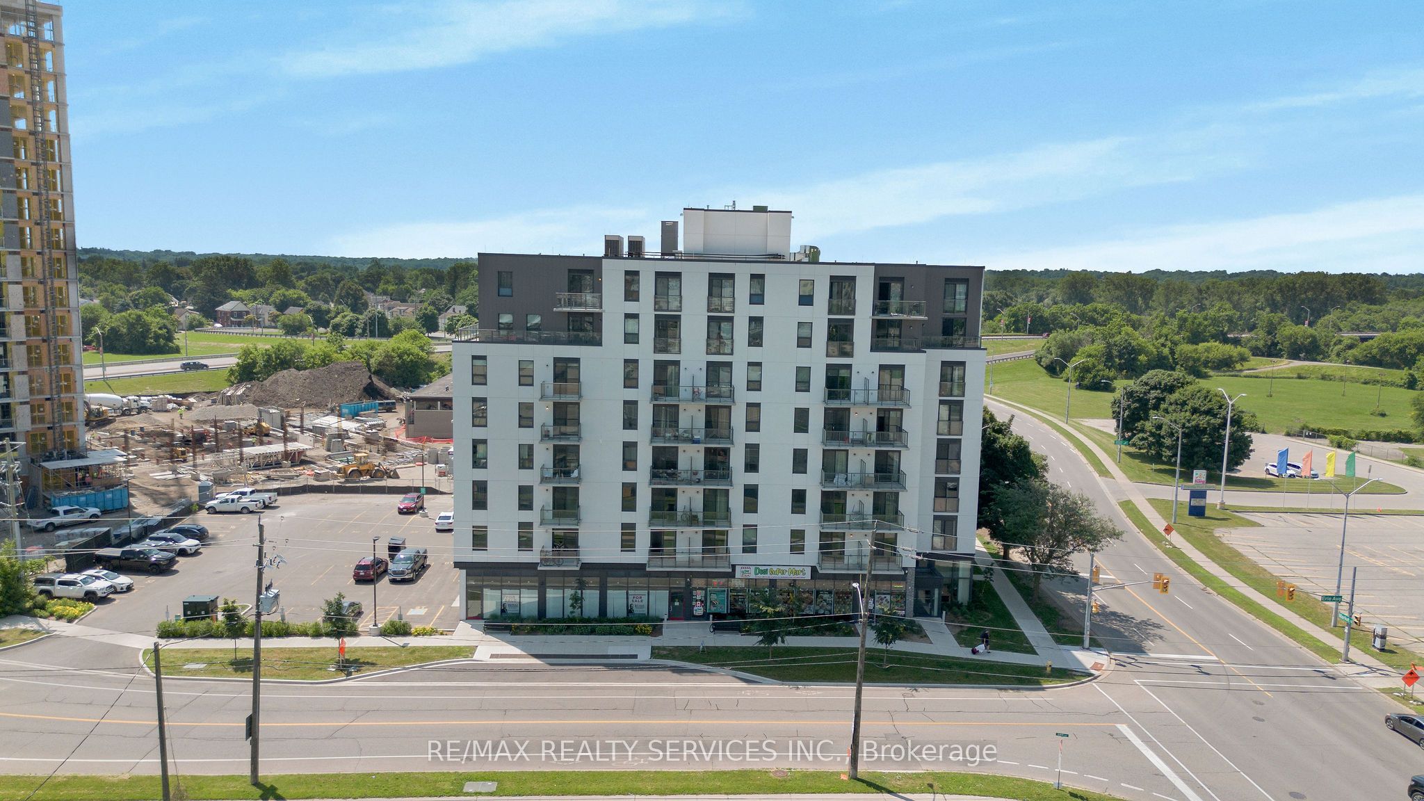 #811 - 7 Erie Avenue Property Photo 1