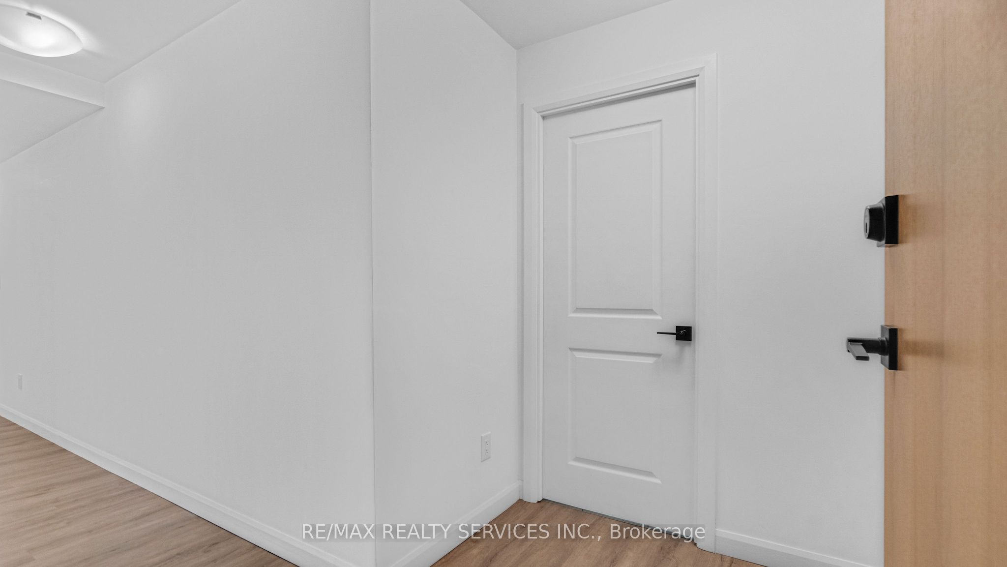 #811 - 7 Erie Avenue Property Photo 5