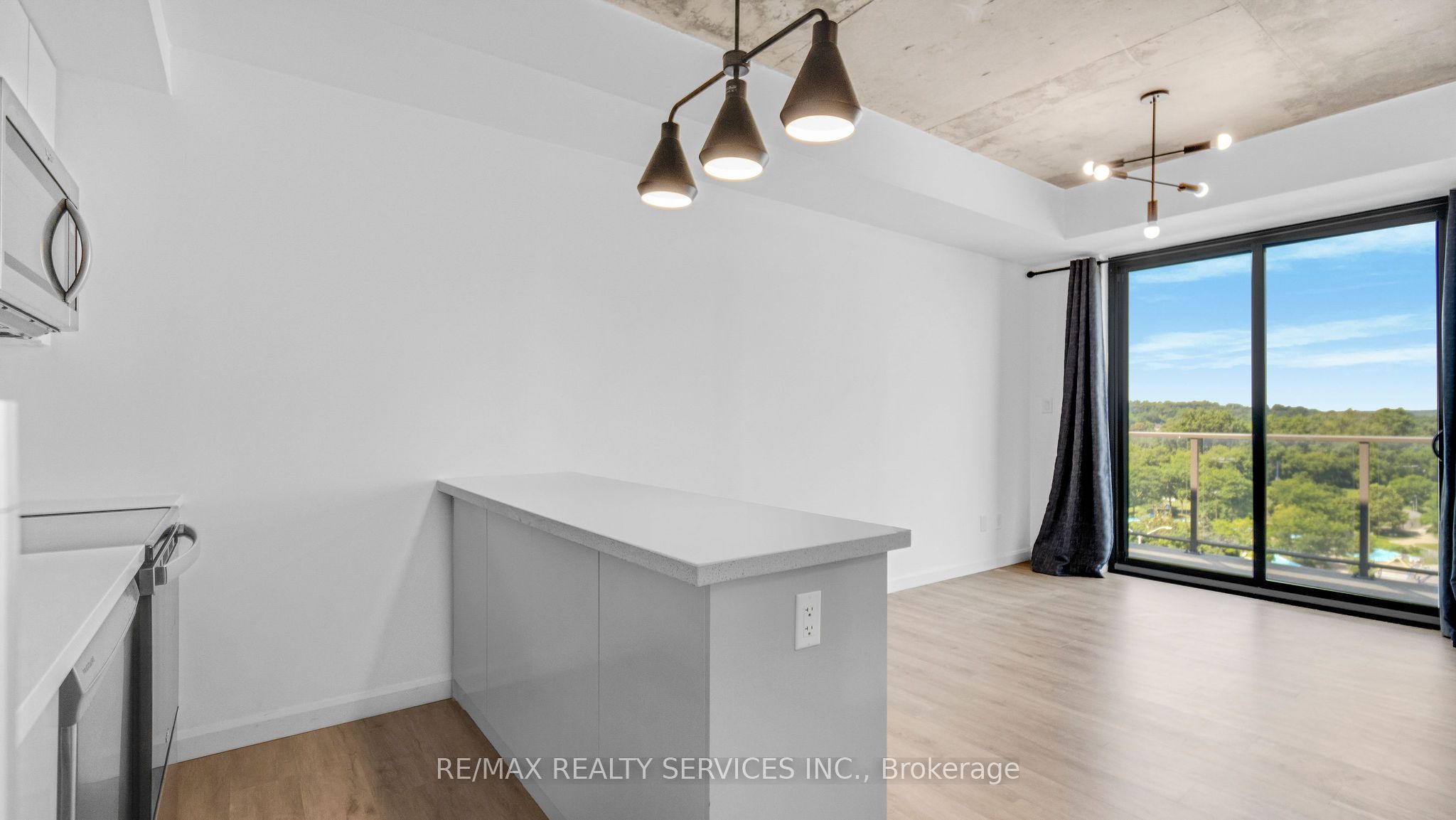 #811 - 7 Erie Avenue Property Photo 6
