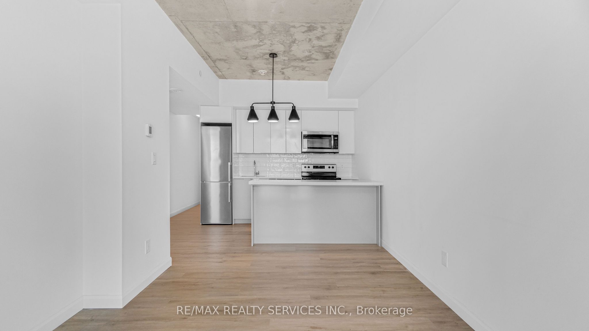 #811 - 7 Erie Avenue Property Photo 8