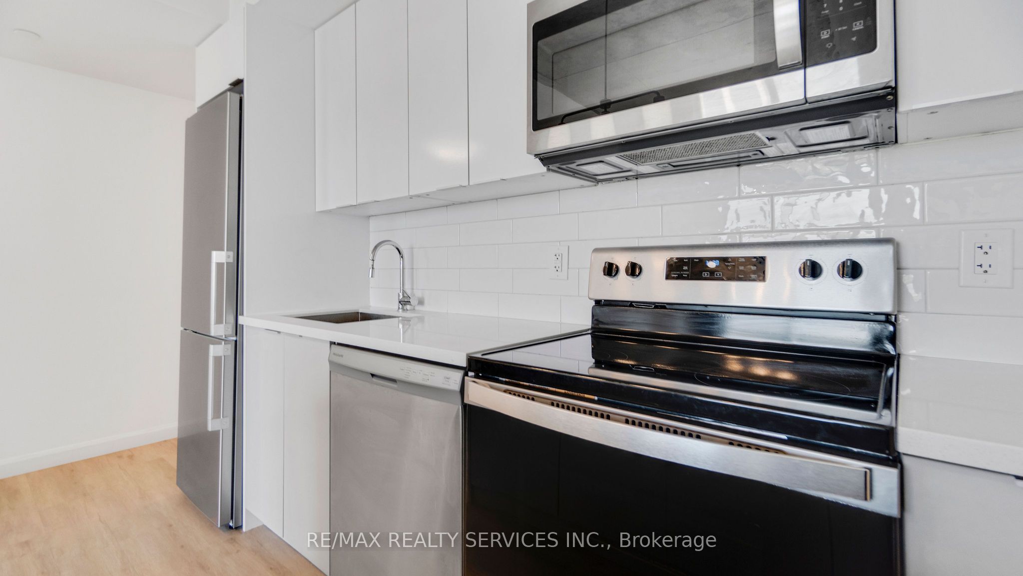 #811 - 7 Erie Avenue Property Photo 11