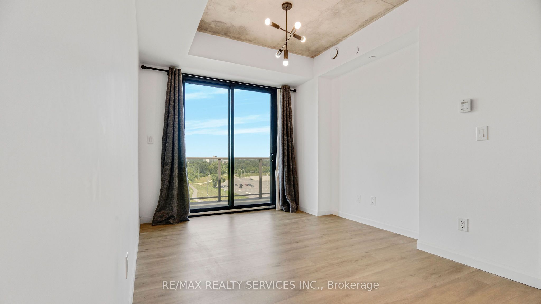 #811 - 7 Erie Avenue Property Photo 12