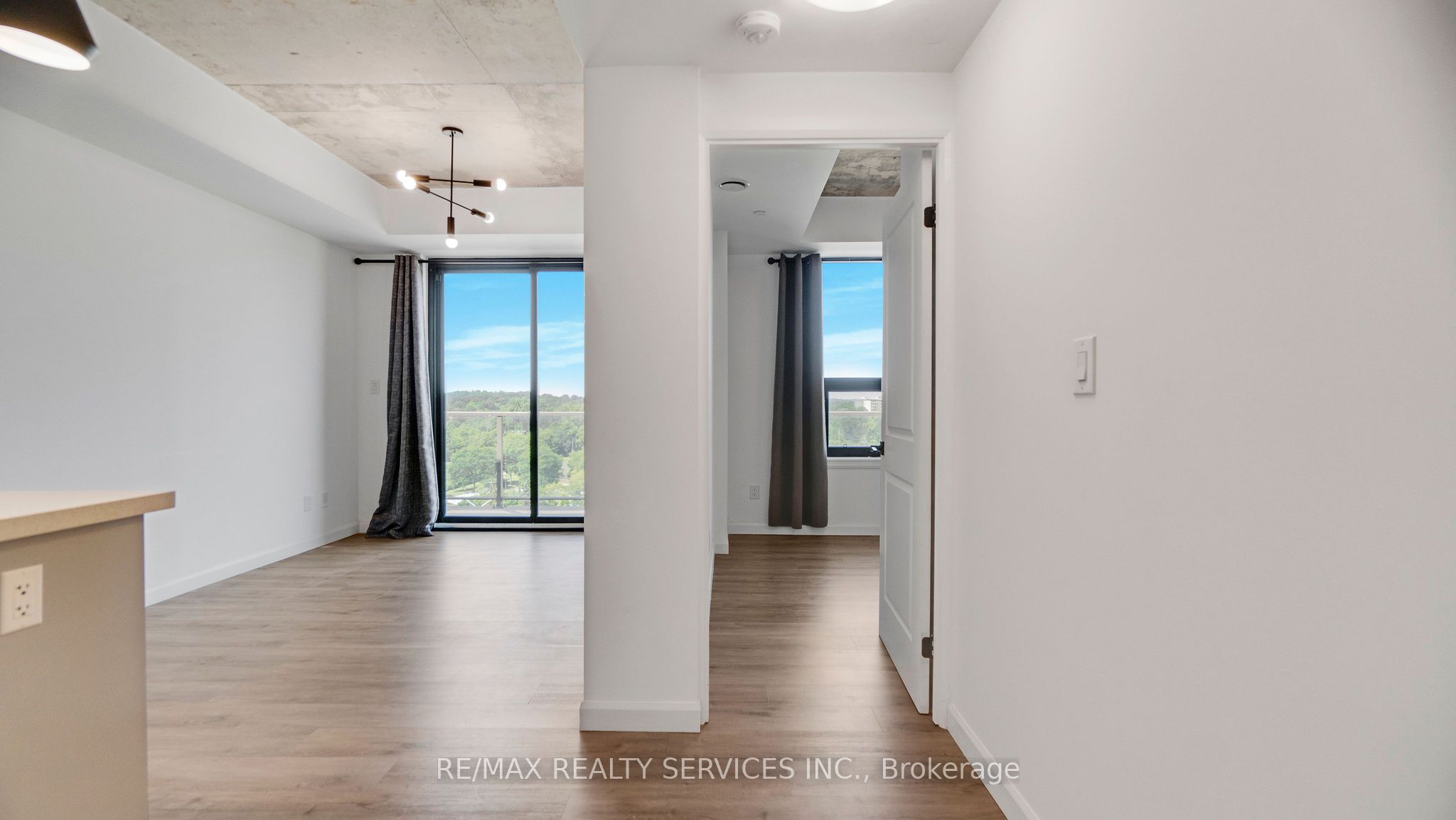 #811 - 7 Erie Avenue Property Photo 13