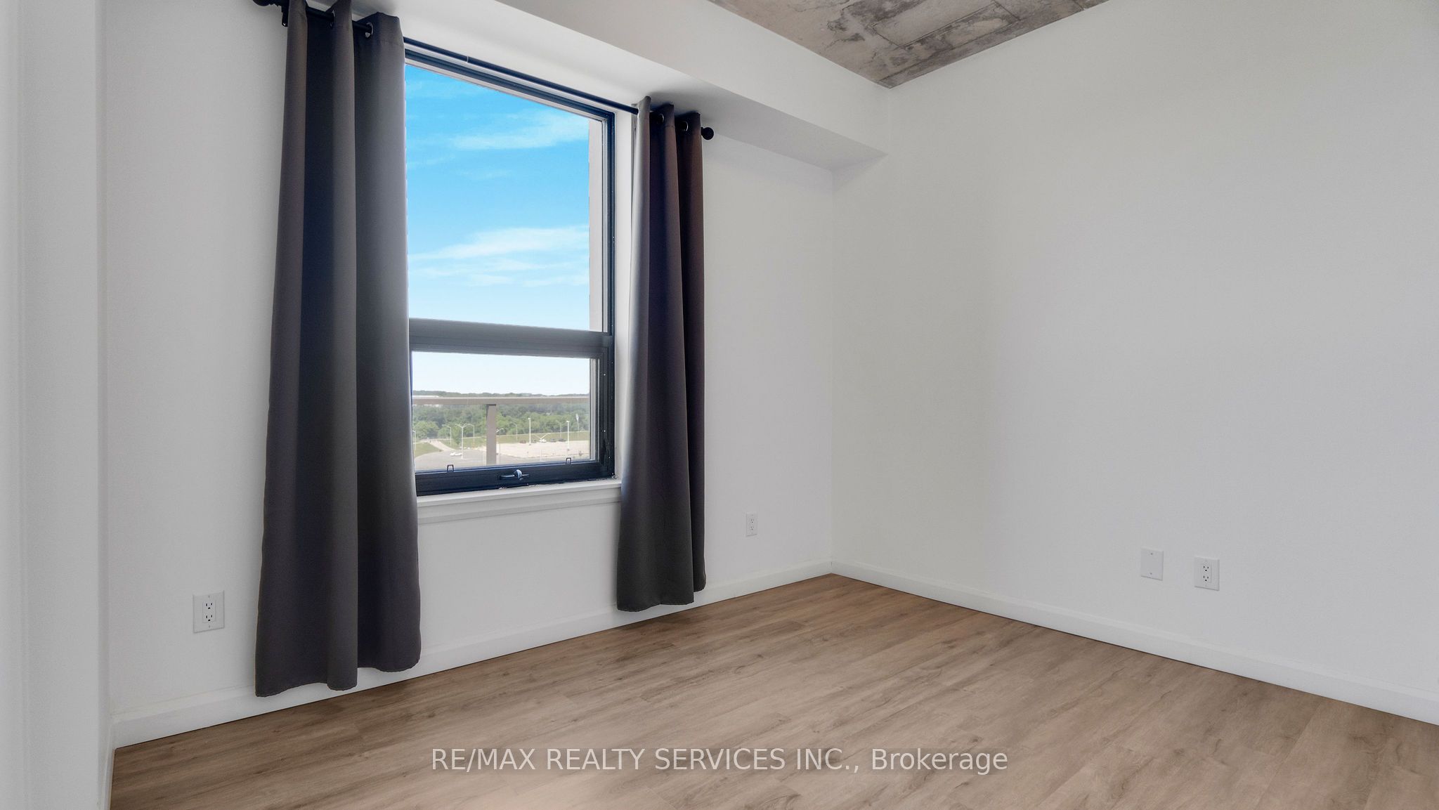 #811 - 7 Erie Avenue Property Photo 14