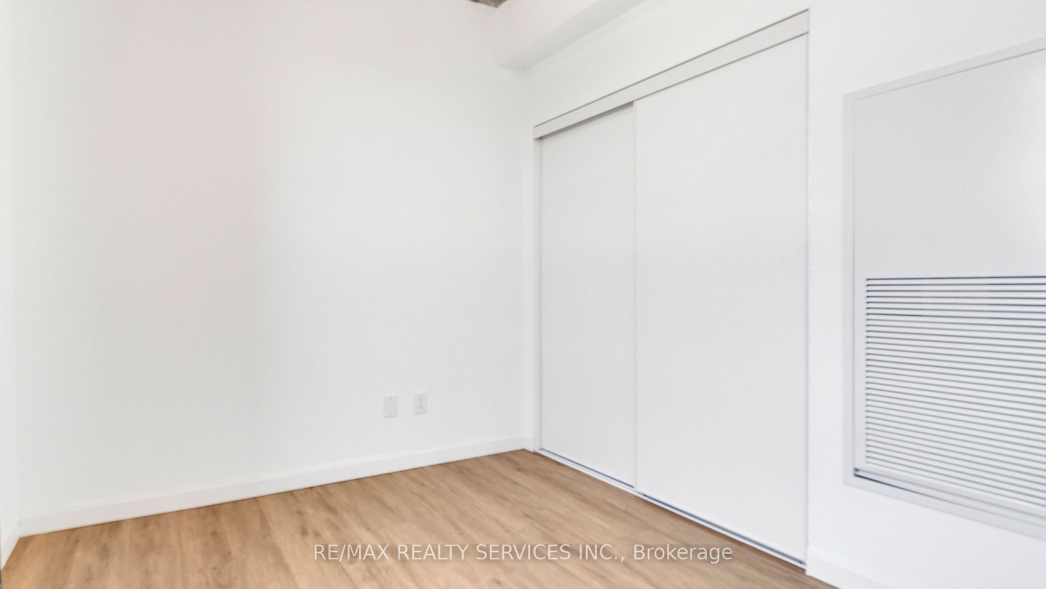 #811 - 7 Erie Avenue Property Photo 15